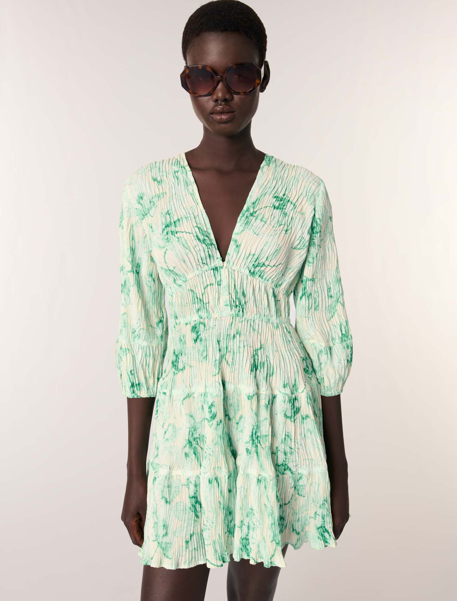 Kurzes plissiertes Kleid mit Print