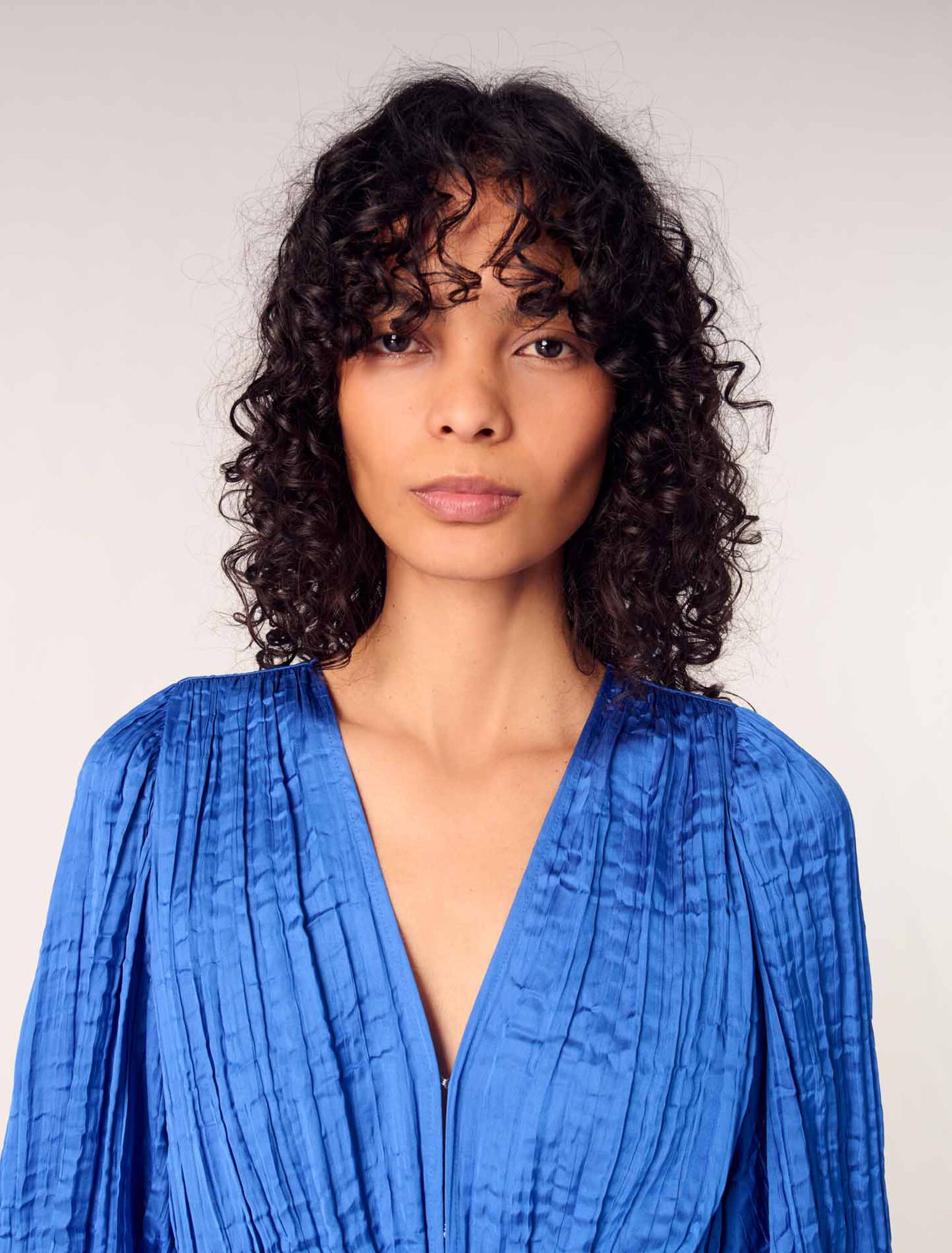 Langes plissiertes Kleid aus Satin