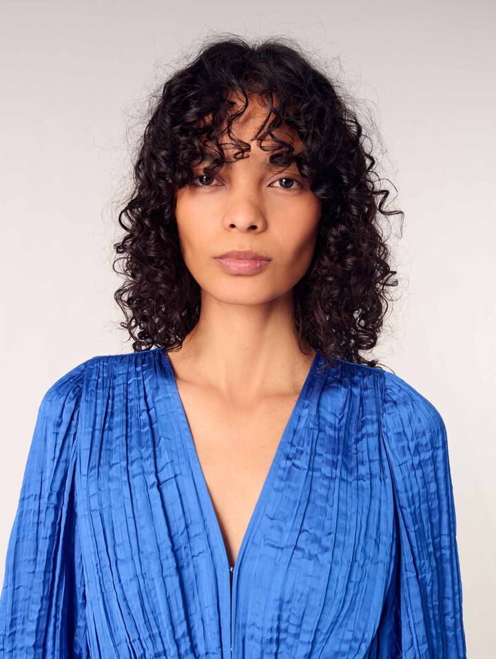 Langes plissiertes Kleid aus Satin