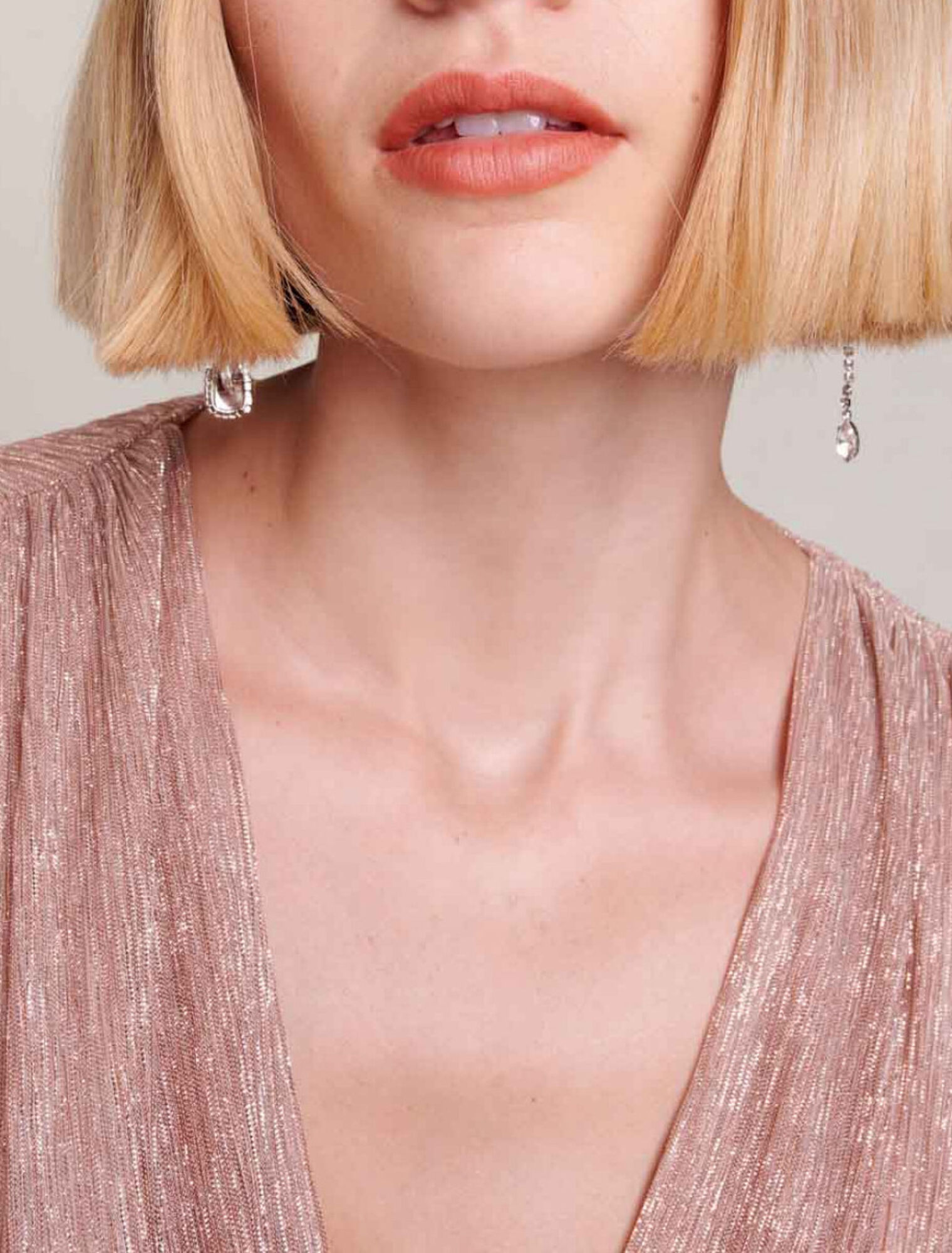 Langes Kleid aus Lamé mit Rüschen