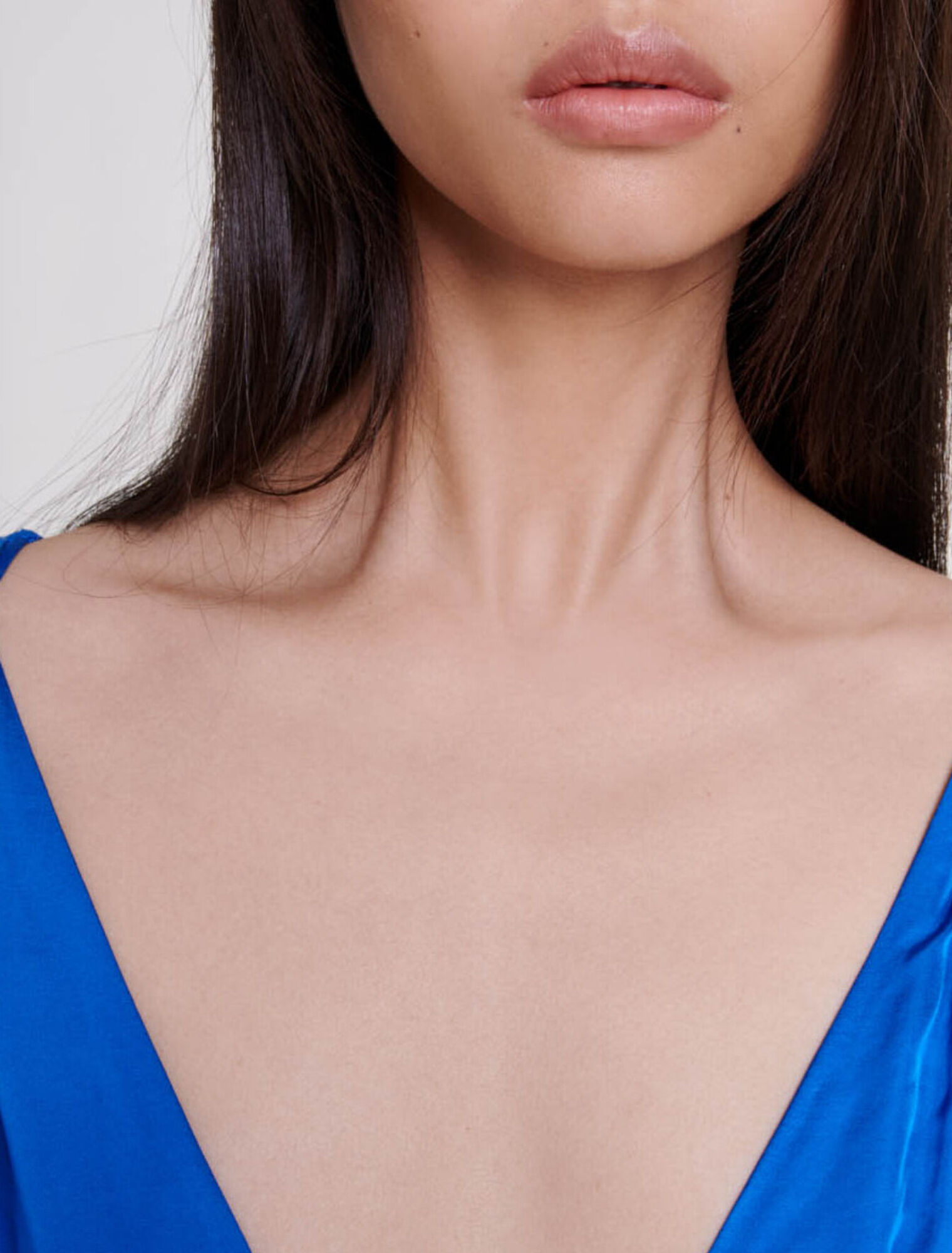 Satinkleid mit Cut-outs