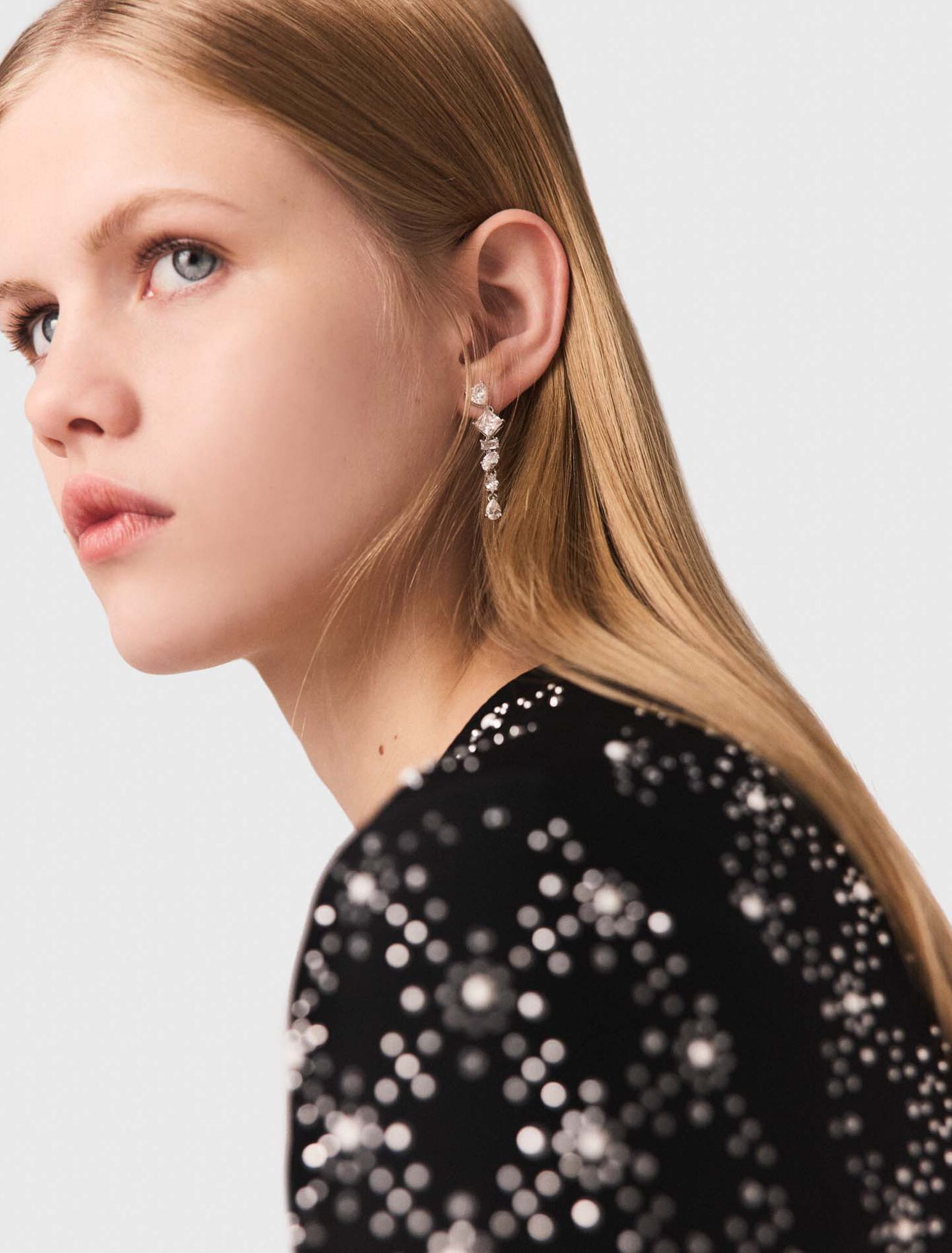 Langes Kleid mit Perlen und Strass