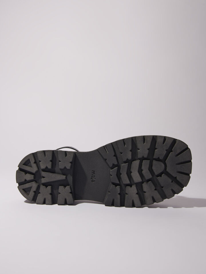 Flache gerillte Sandalen