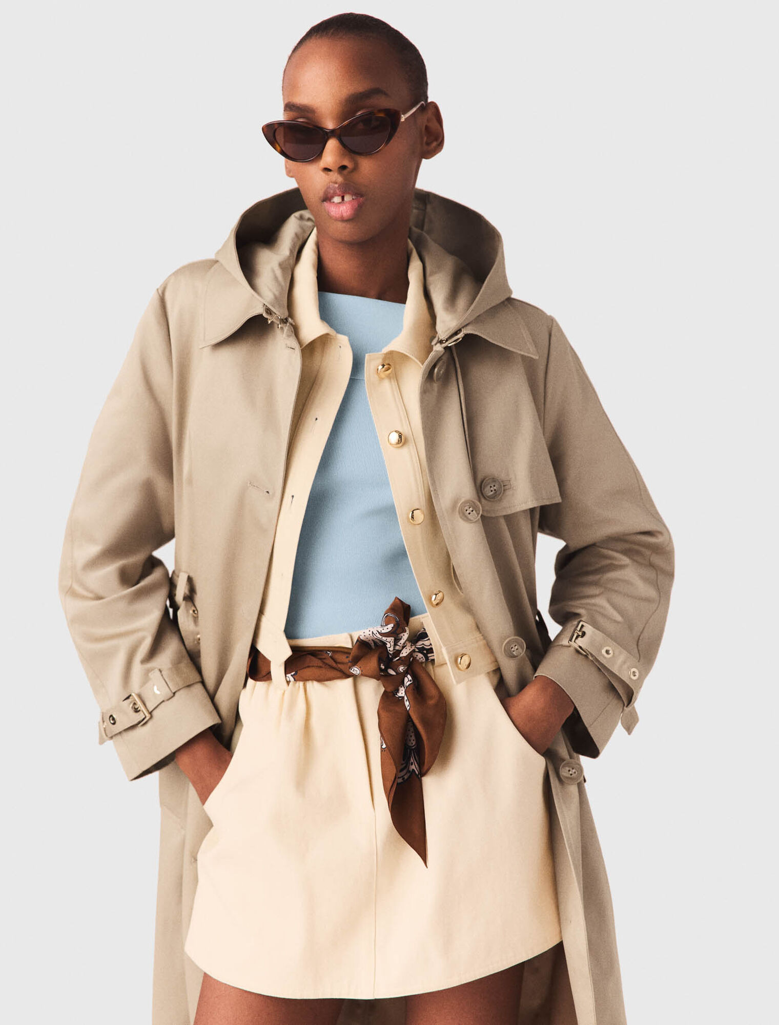 Trenchcoat mit abnehmbarer Kapuze