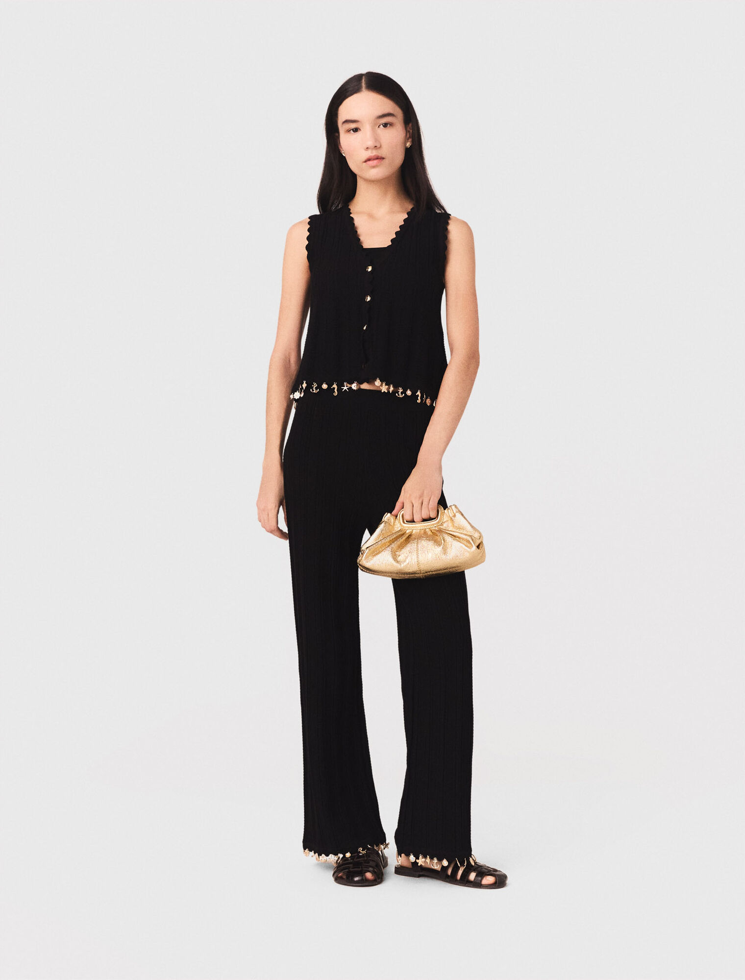 Strickjacke mit Goldschmuck