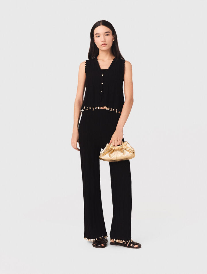 Strickjacke mit Goldschmuck