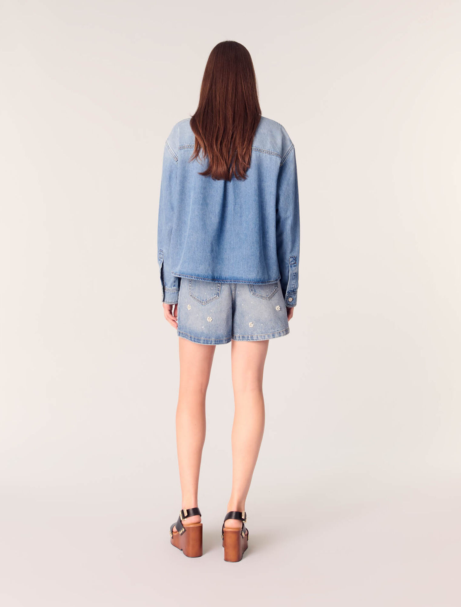 Jeanshemd mit Perlenstickerei