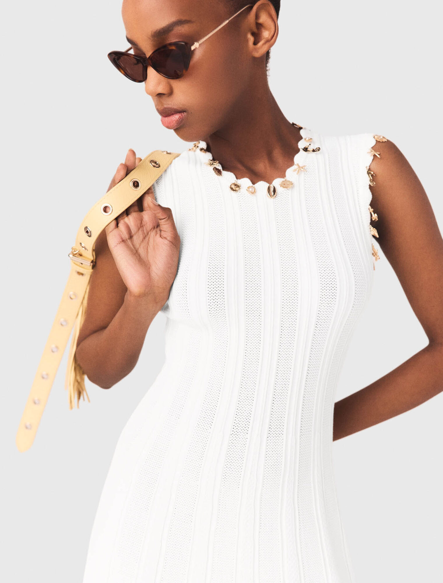 Strickkleid mit Goldschmuck