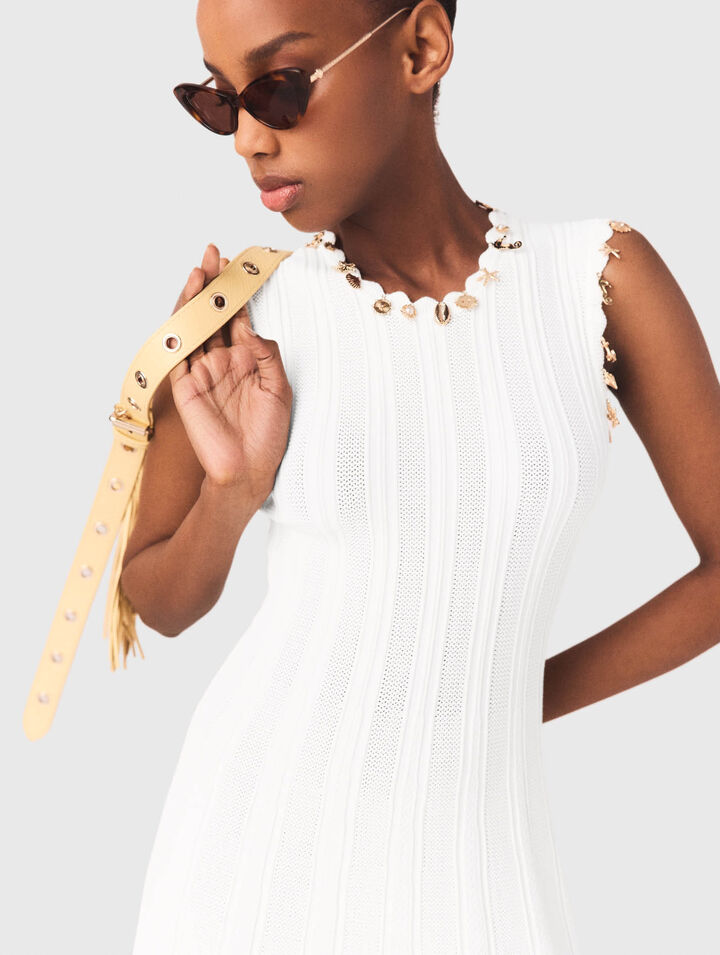 Strickkleid mit Goldschmuck