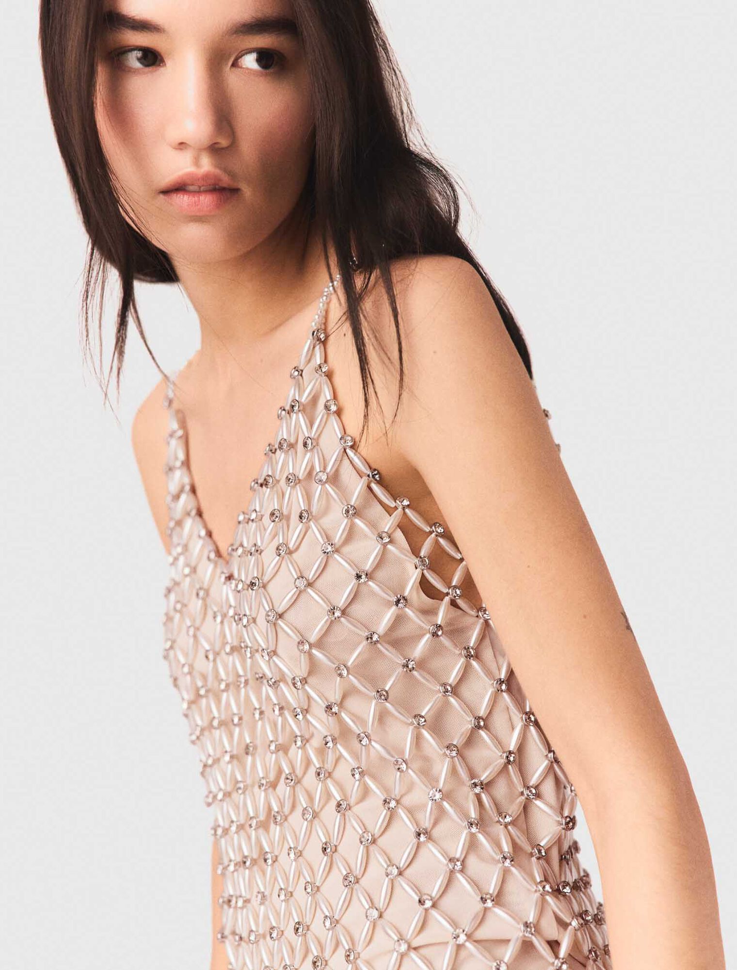 Kurzes gef&uuml;ttertes Kleid mit Perlen