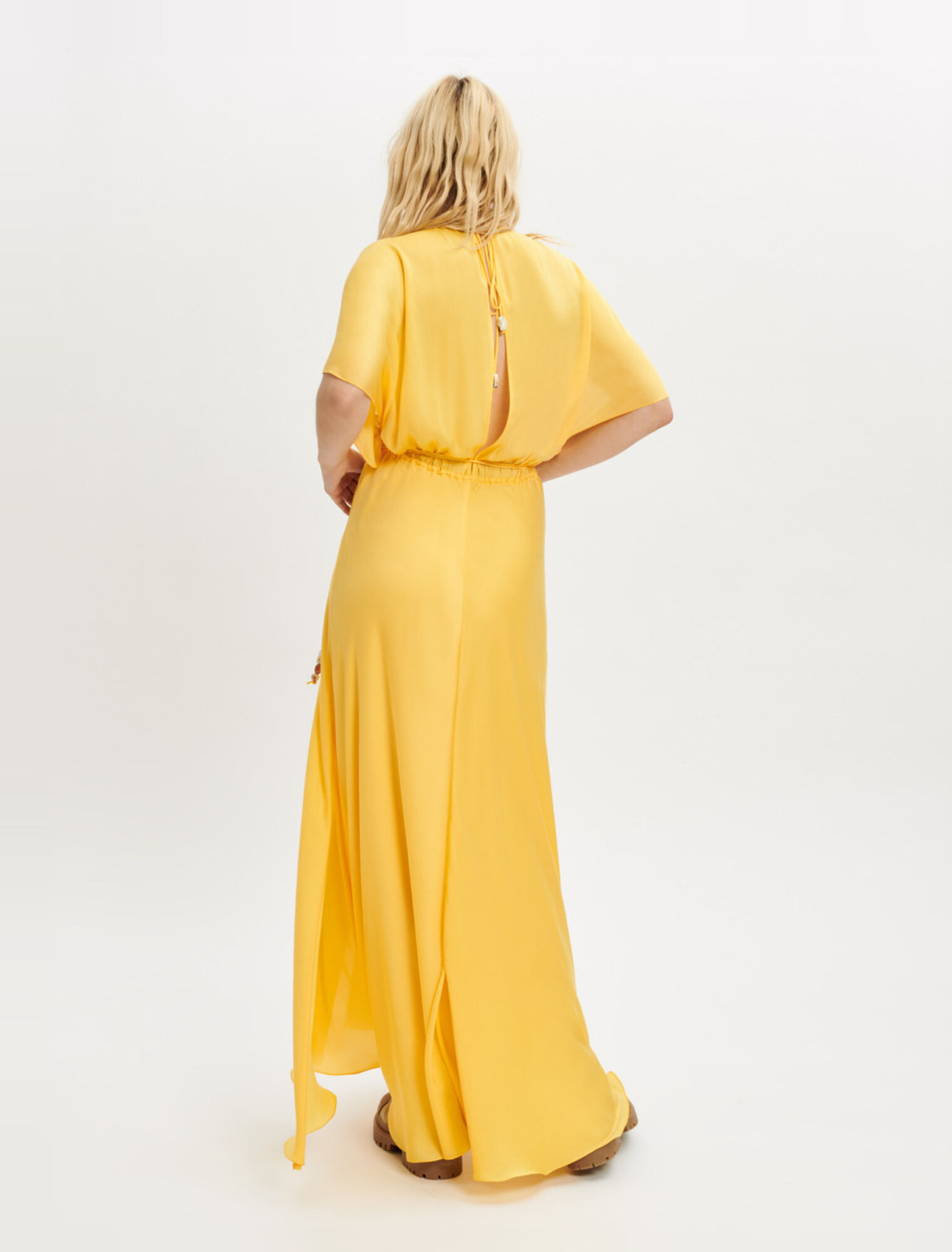 Schalkleid aus Satin mit Perlenschmuck