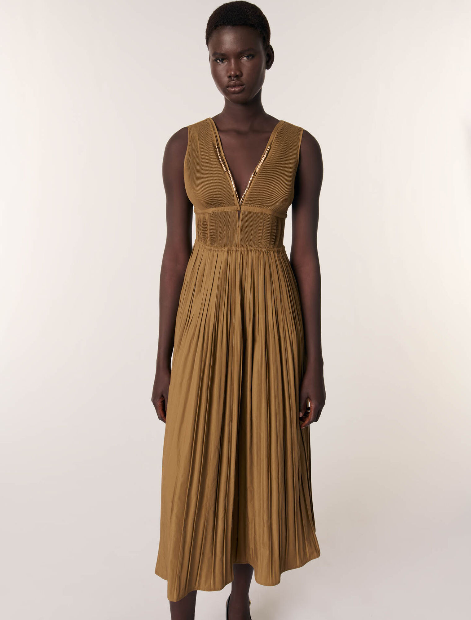 Plisseekleid mit Schmuckausschnitt