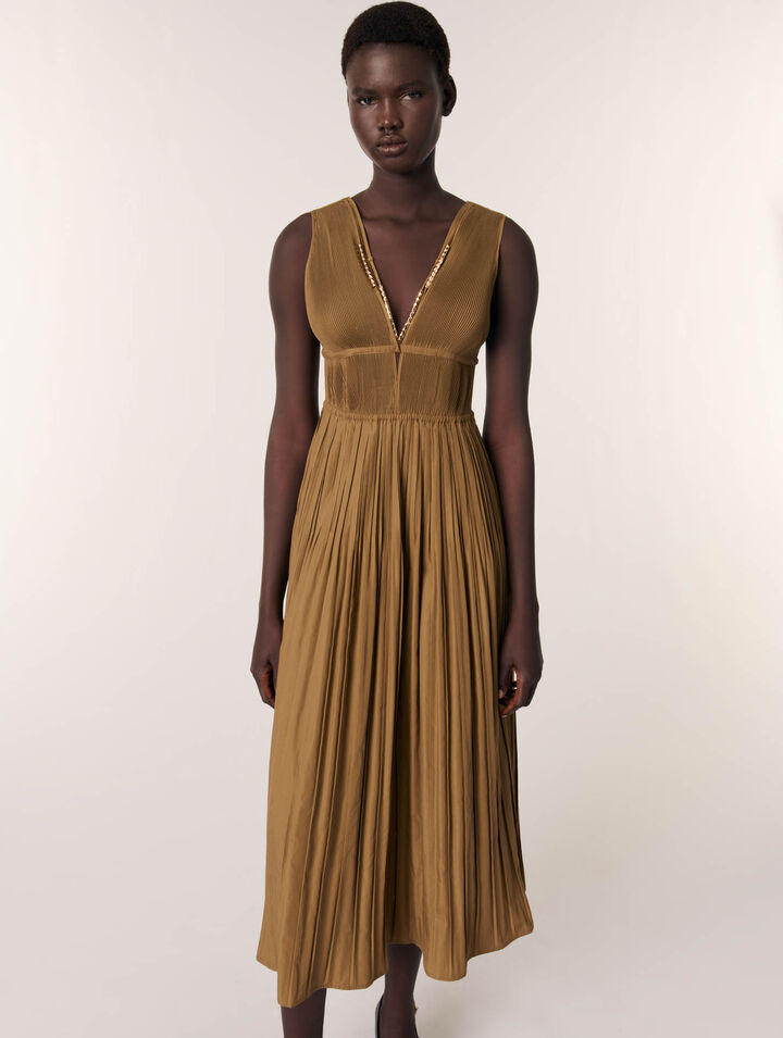 Plisseekleid mit Schmuckausschnitt