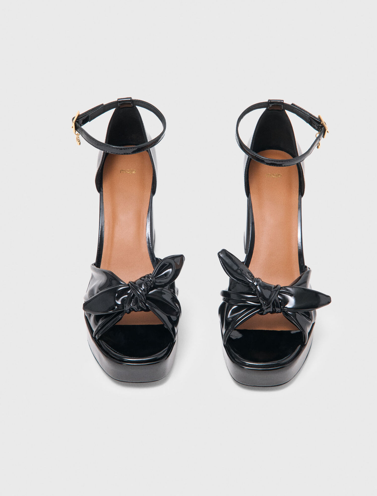 Absatzsandalen aus Lackleder