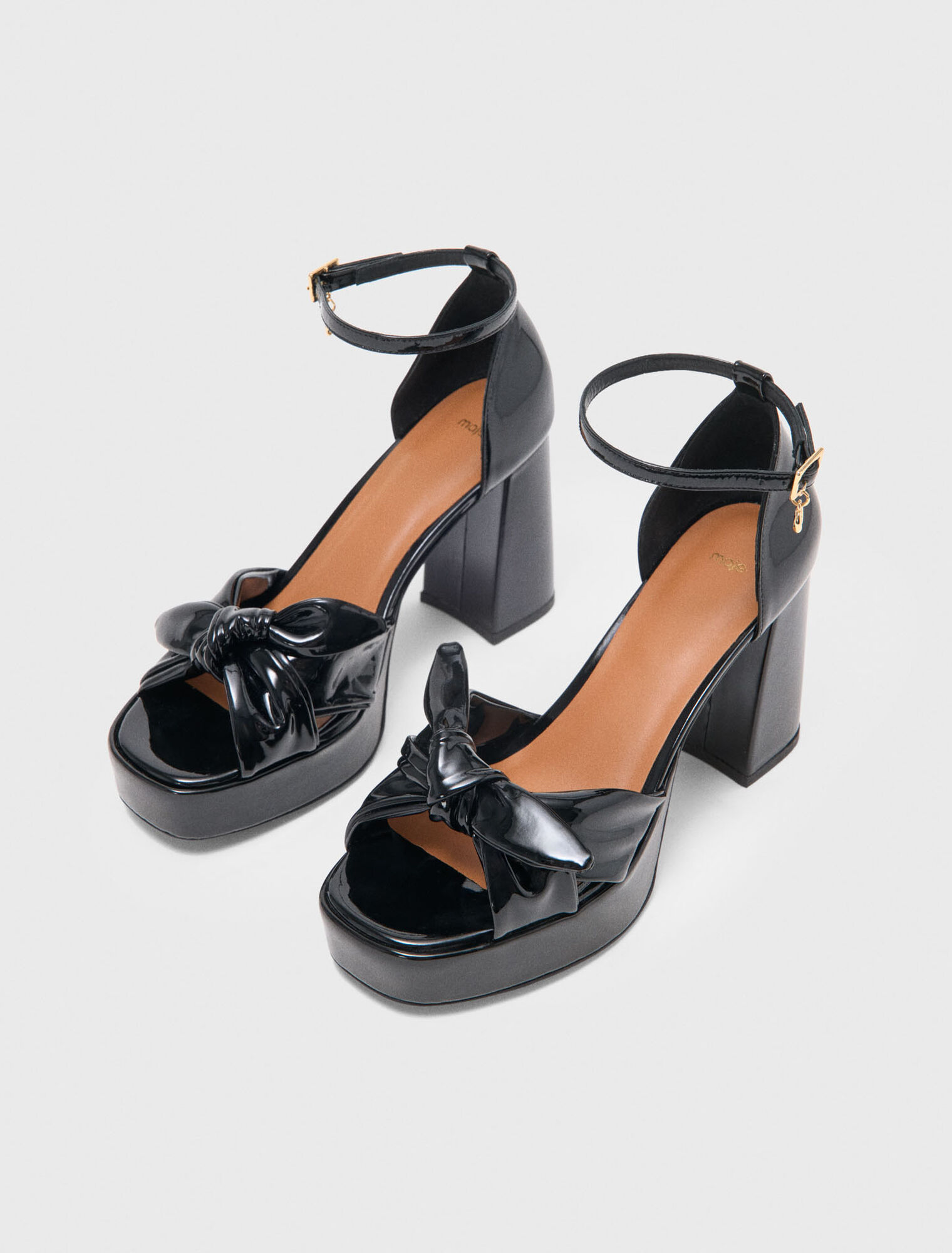 Absatzsandalen aus Lackleder