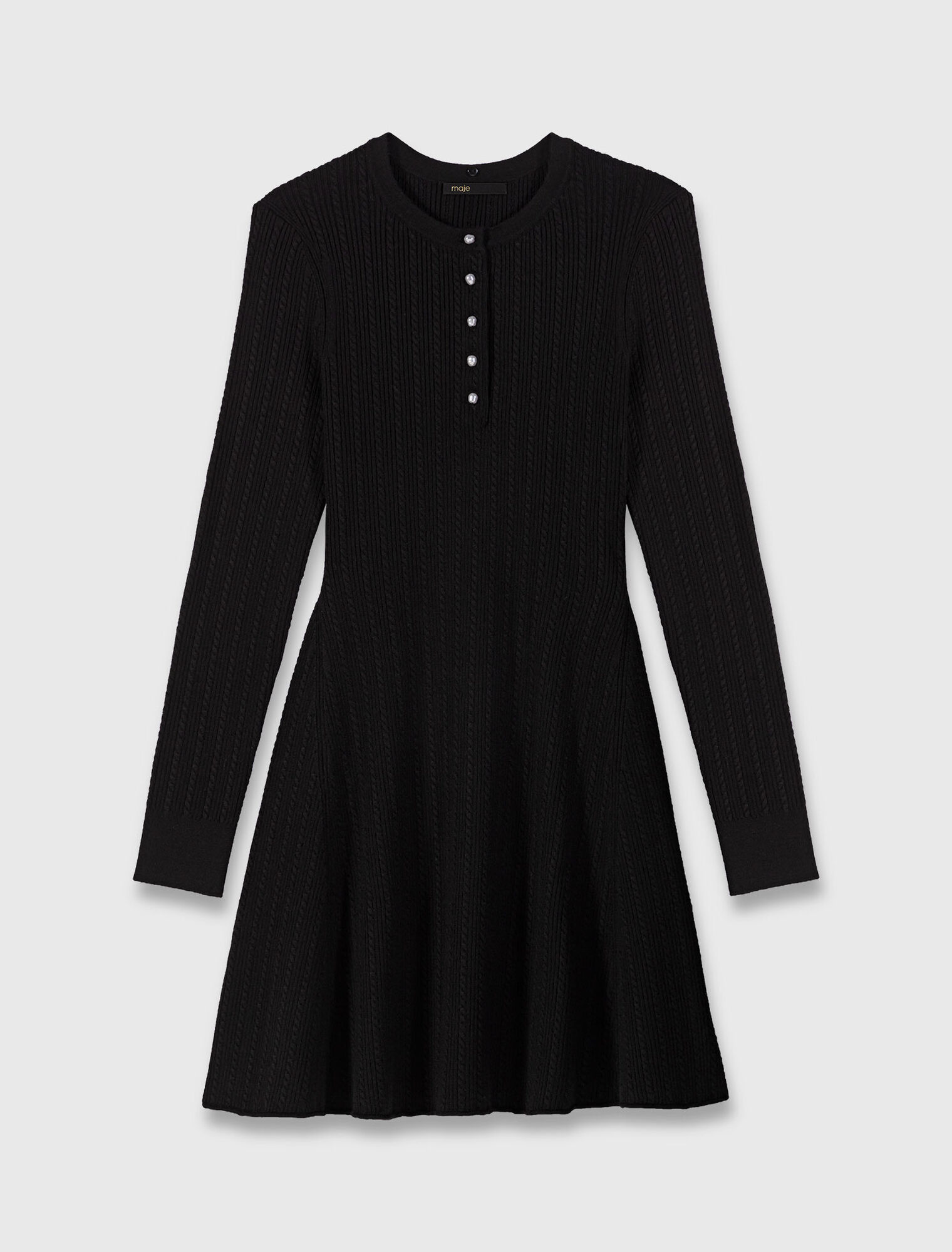Kurzes Strickkleid mit Perlenkragen