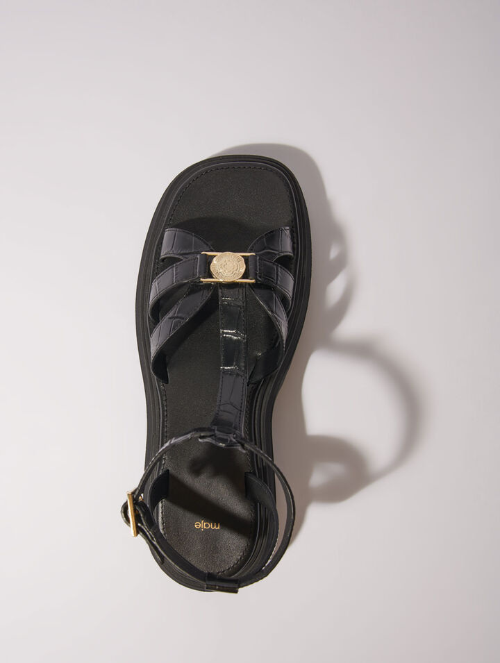 Flache gerillte Sandalen