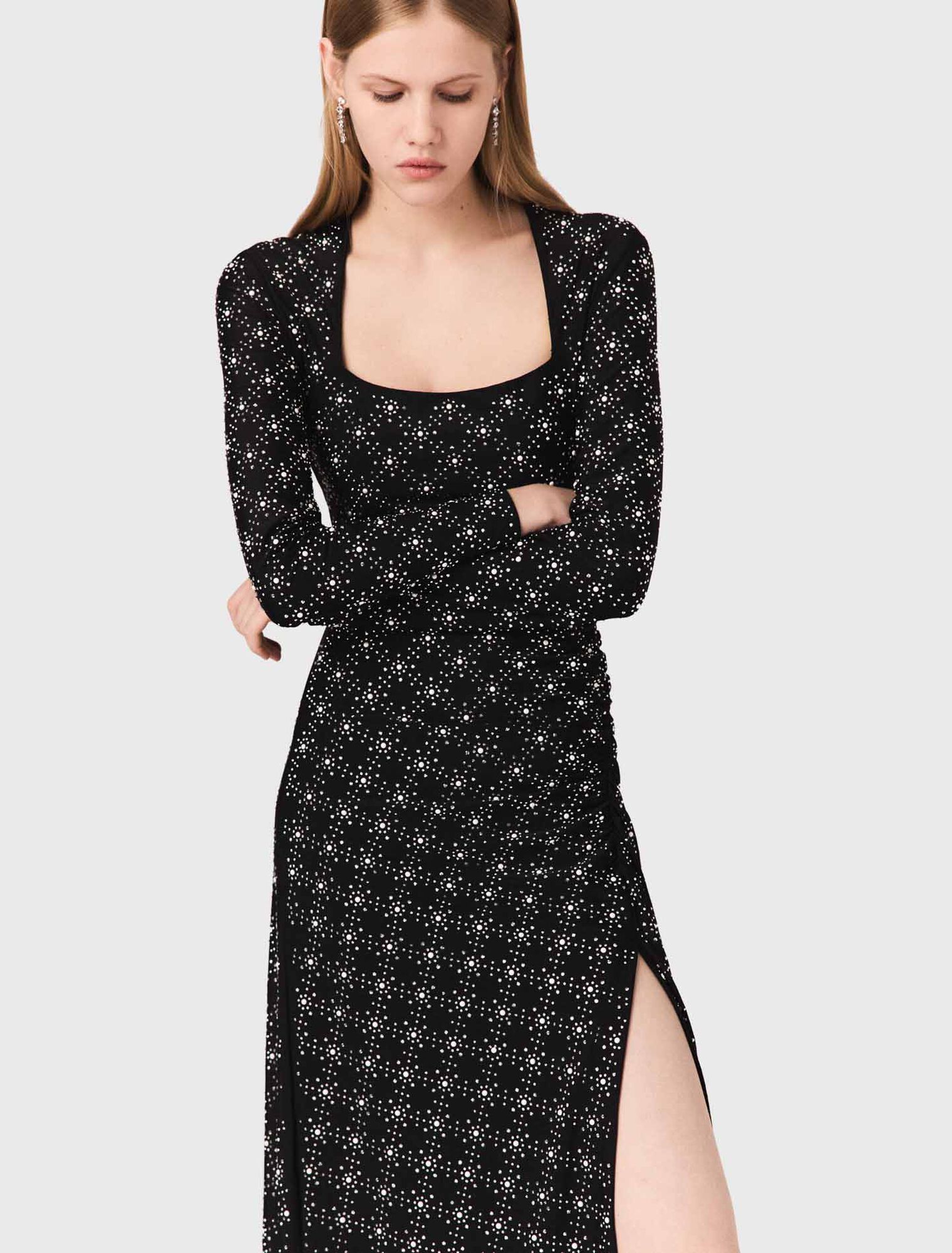 Langes Kleid mit Perlen und Strass