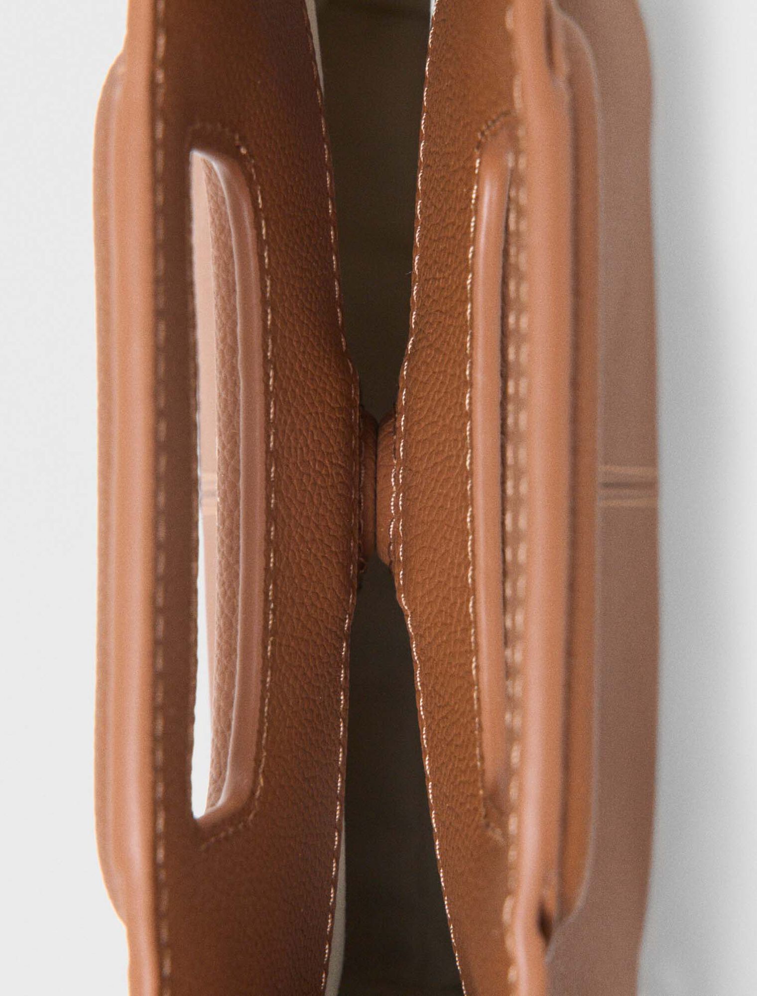 M-Tasche aus genarbtem Leder