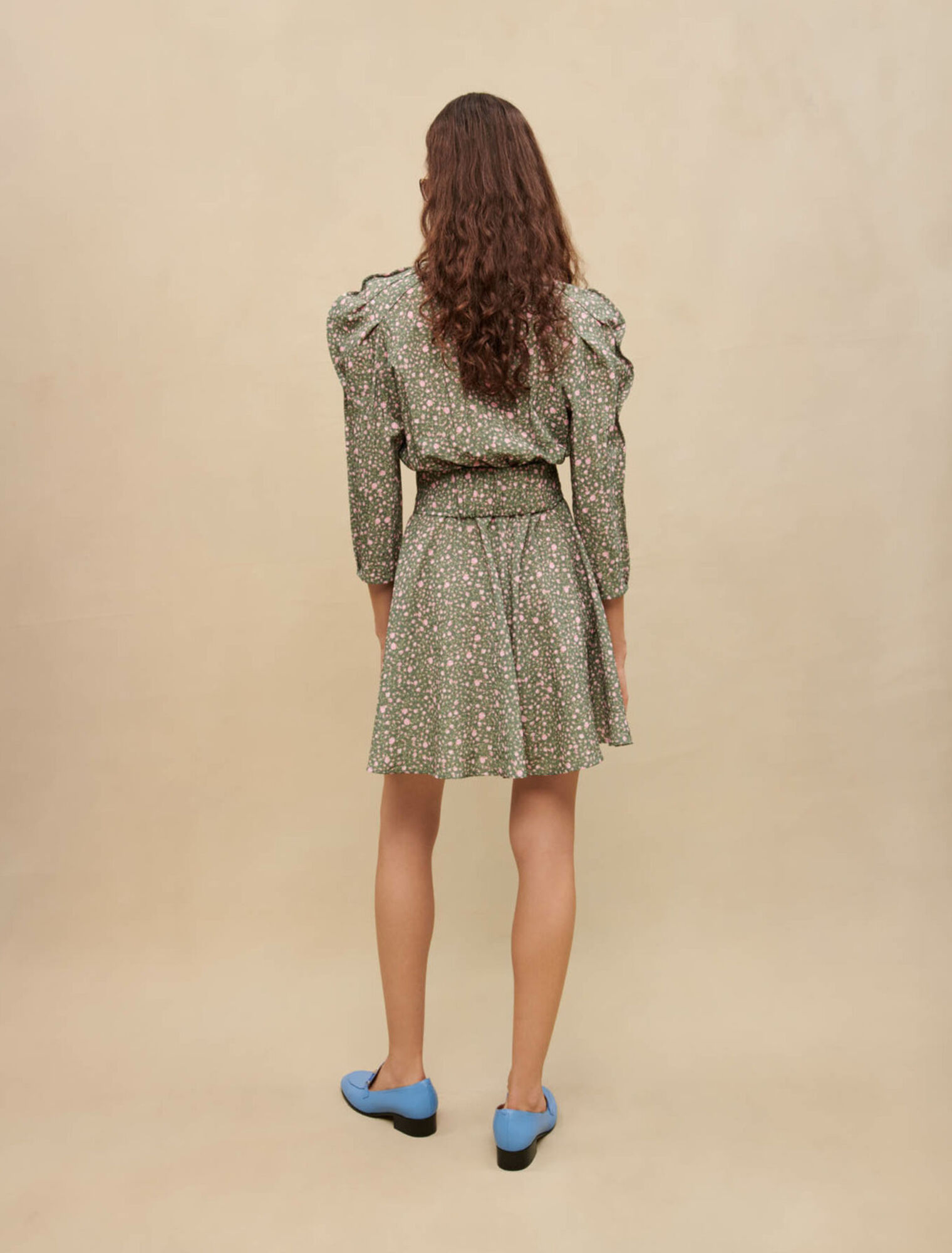 Kurzes Kleid mit voluminösen Ärmeln