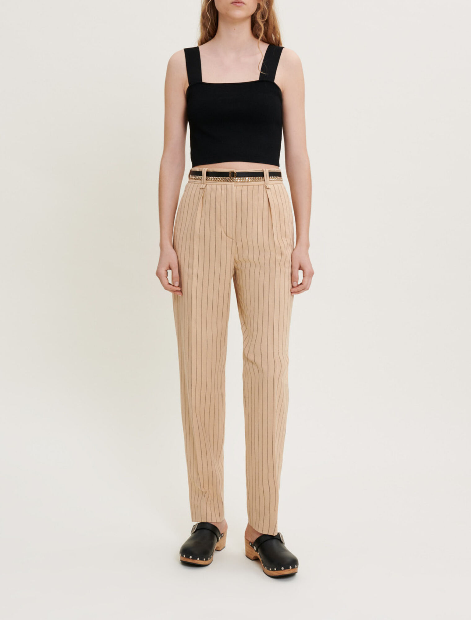 Eng anliegende Hose mit Streifen