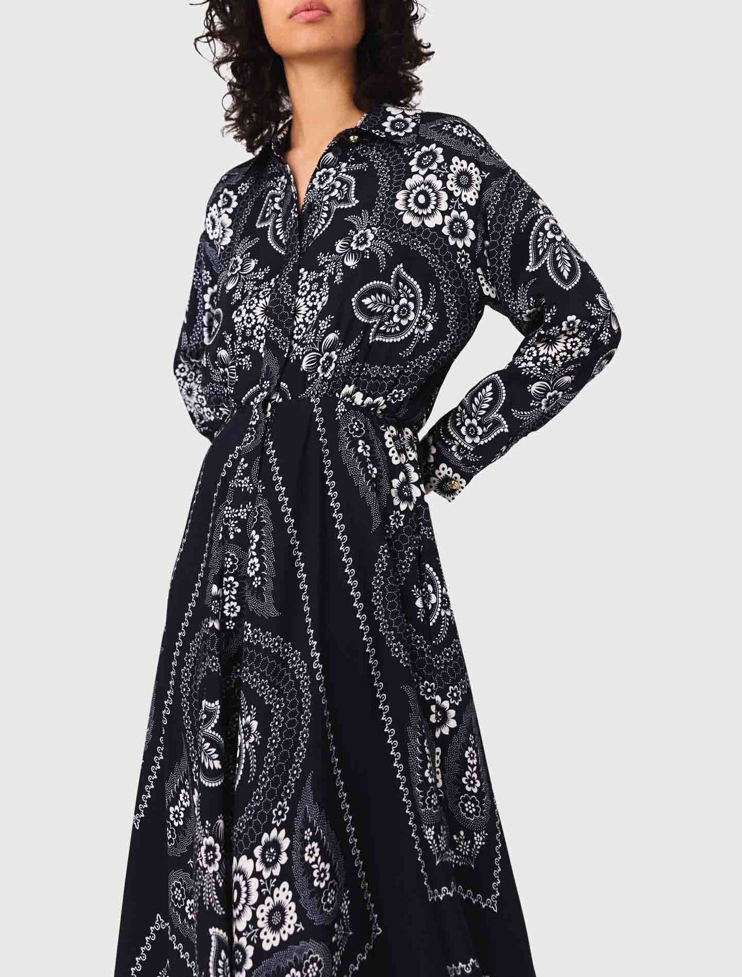 Langes fließendes Kleid mit Print