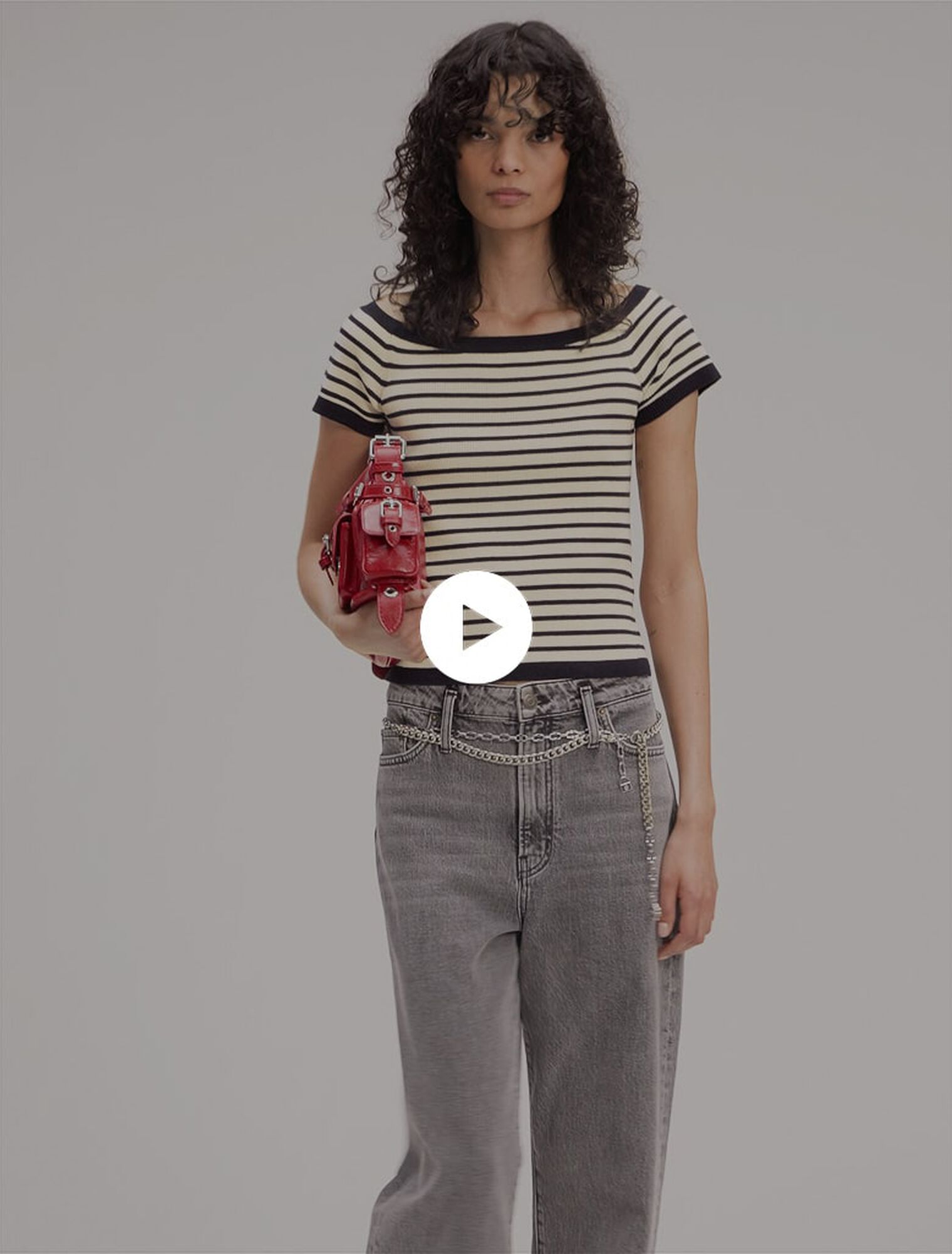 Weite Jeans mit Kettengürtel