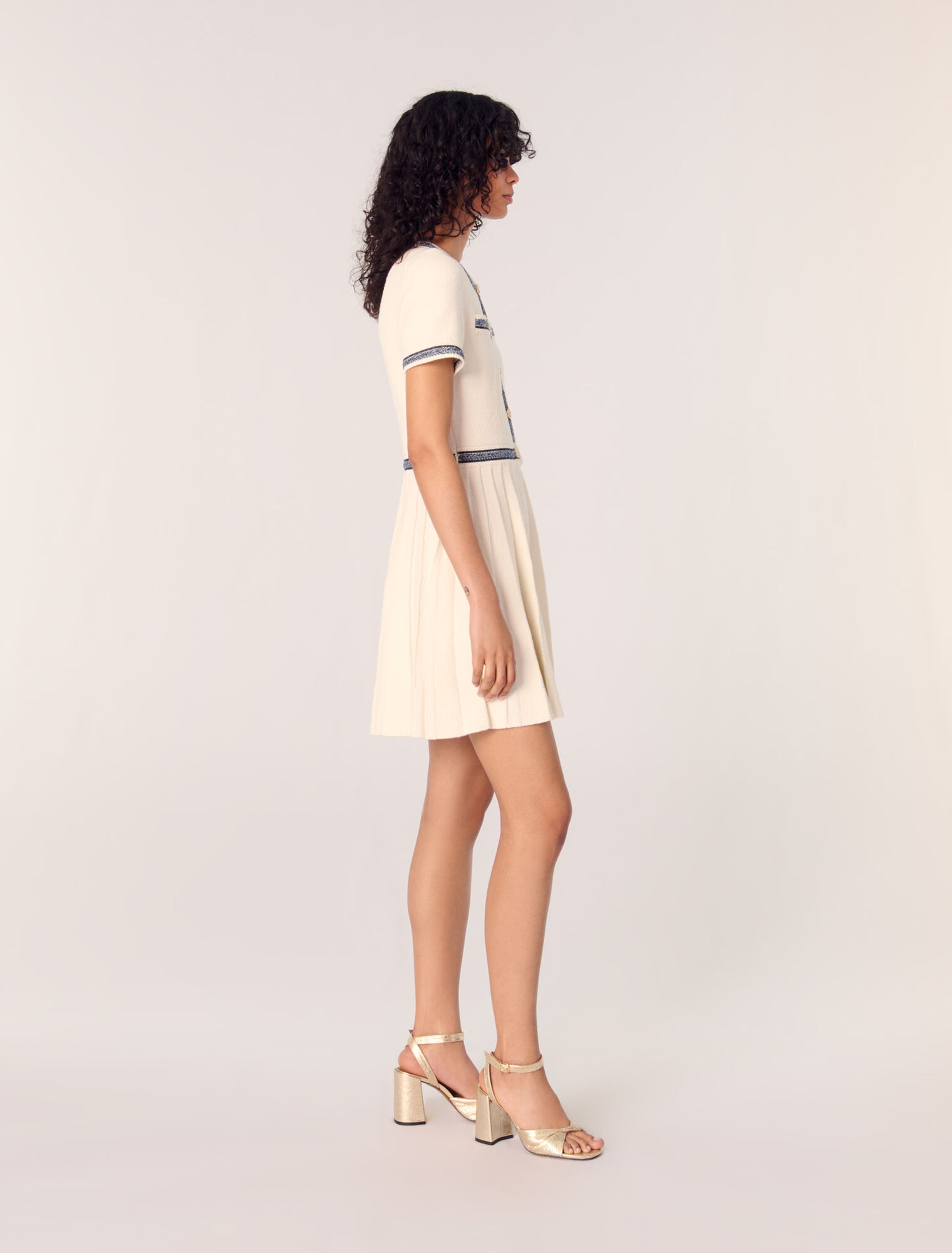 Kurzes Plissee-Kleid aus Strick