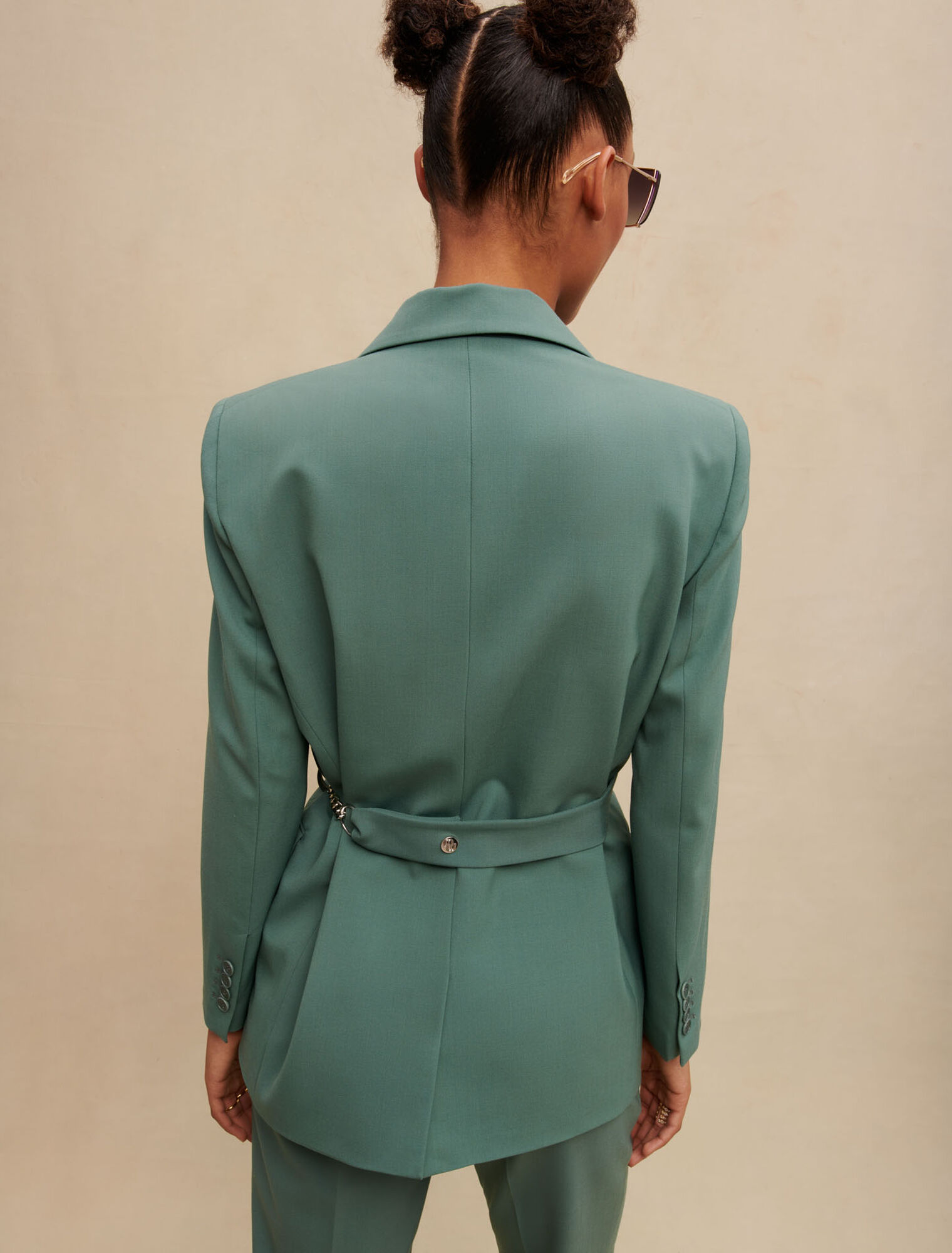 Kostümjacke mit Gürtelkette