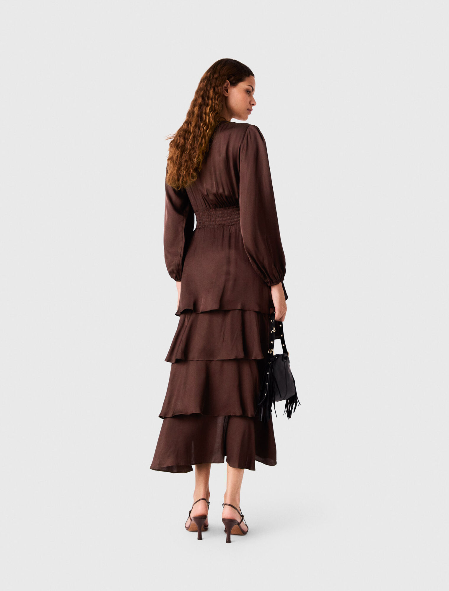 Langes flie&szlig;endes Kleid mit Volants