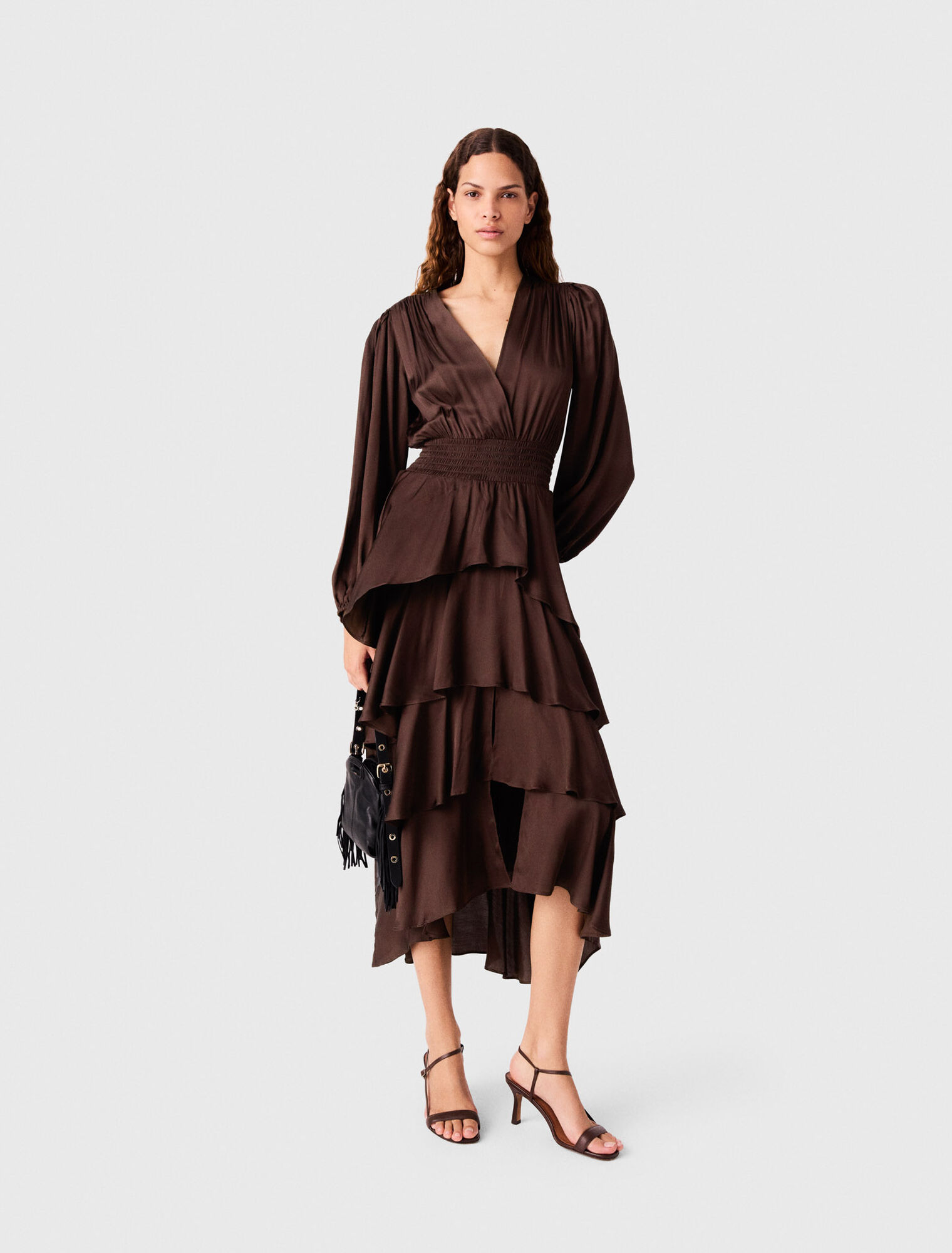 Langes flie&szlig;endes Kleid mit Volants