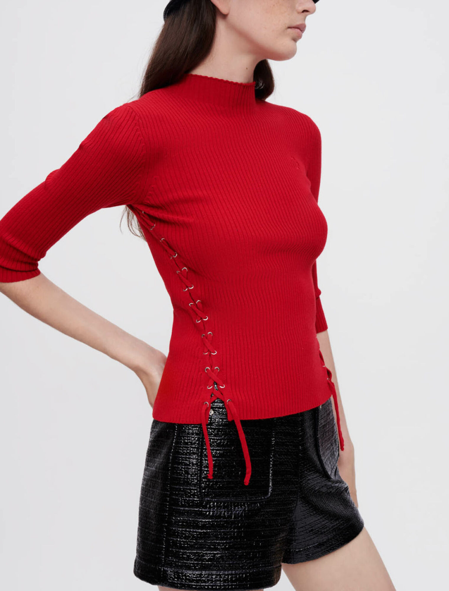 Körpernaher Pullover mit silbernen Ösen