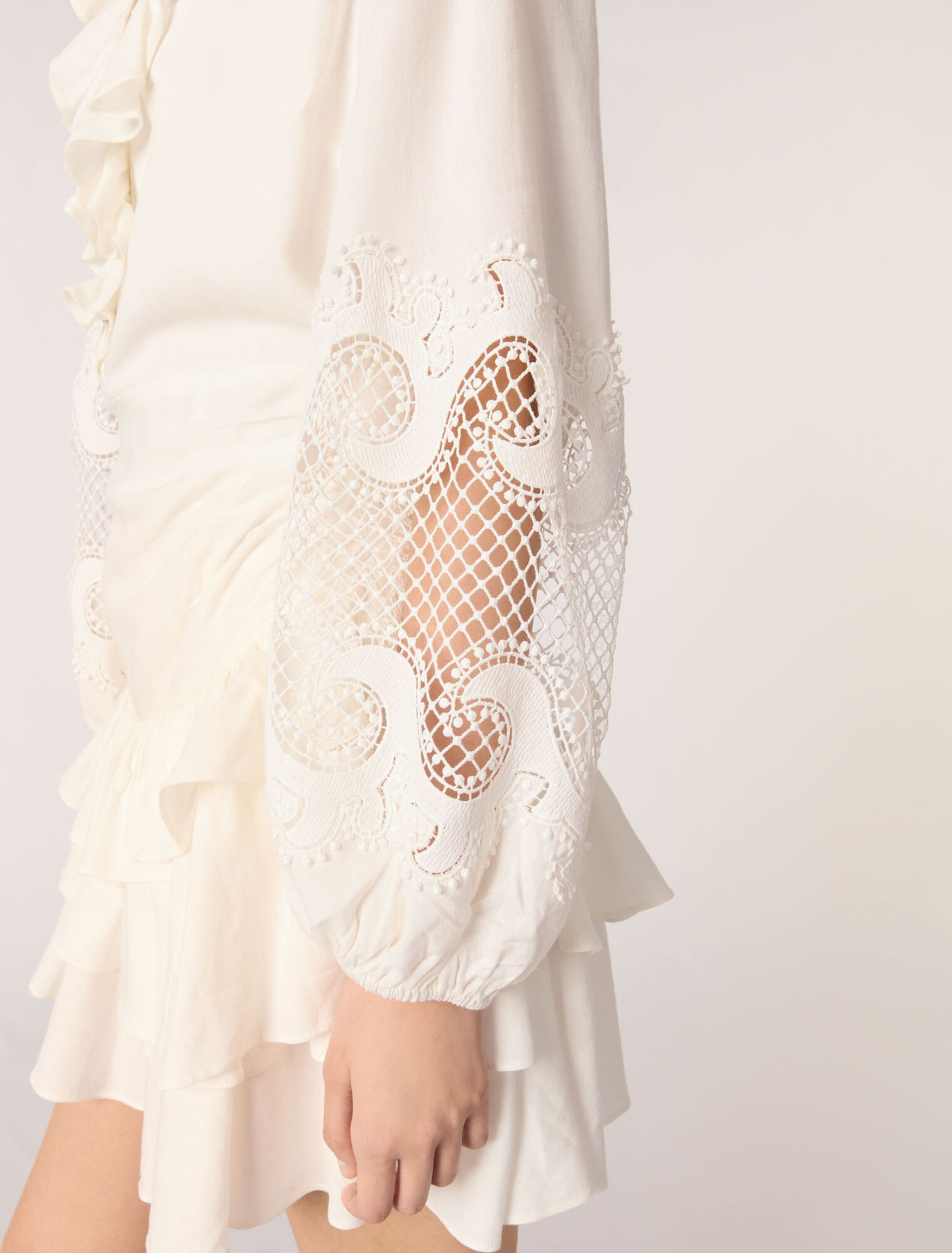 Kleid mit Volants und Stickereien