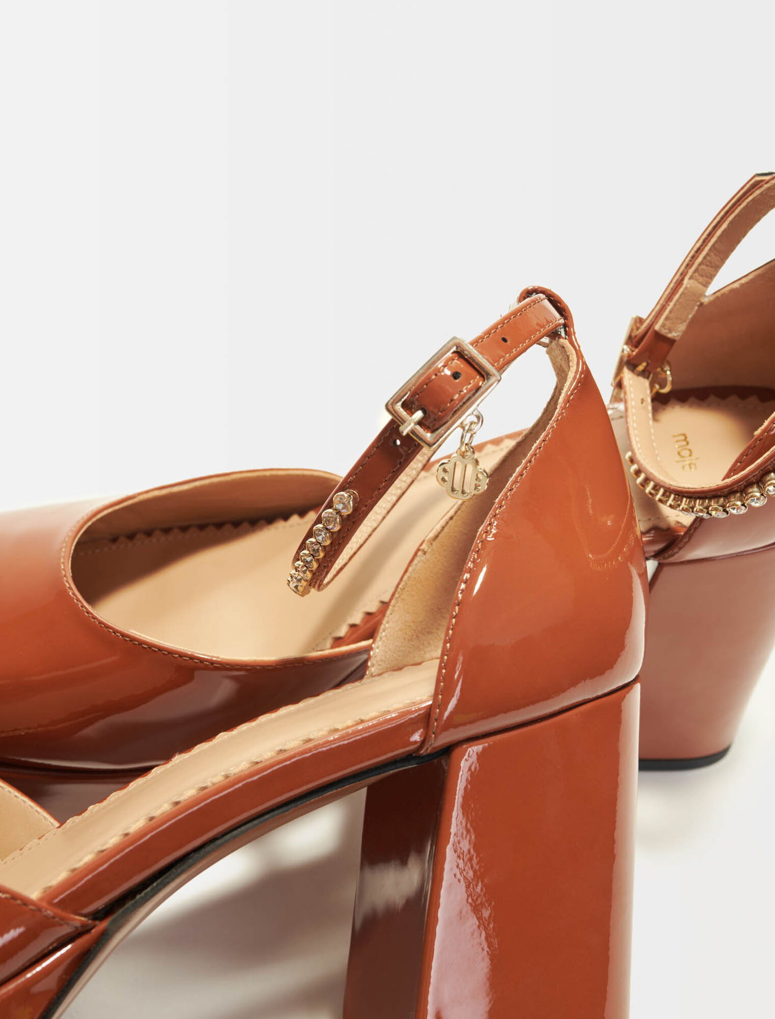 Lackpumps mit Plateau