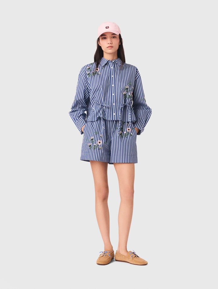 Kurzes Streifenhemd mit Stickerei