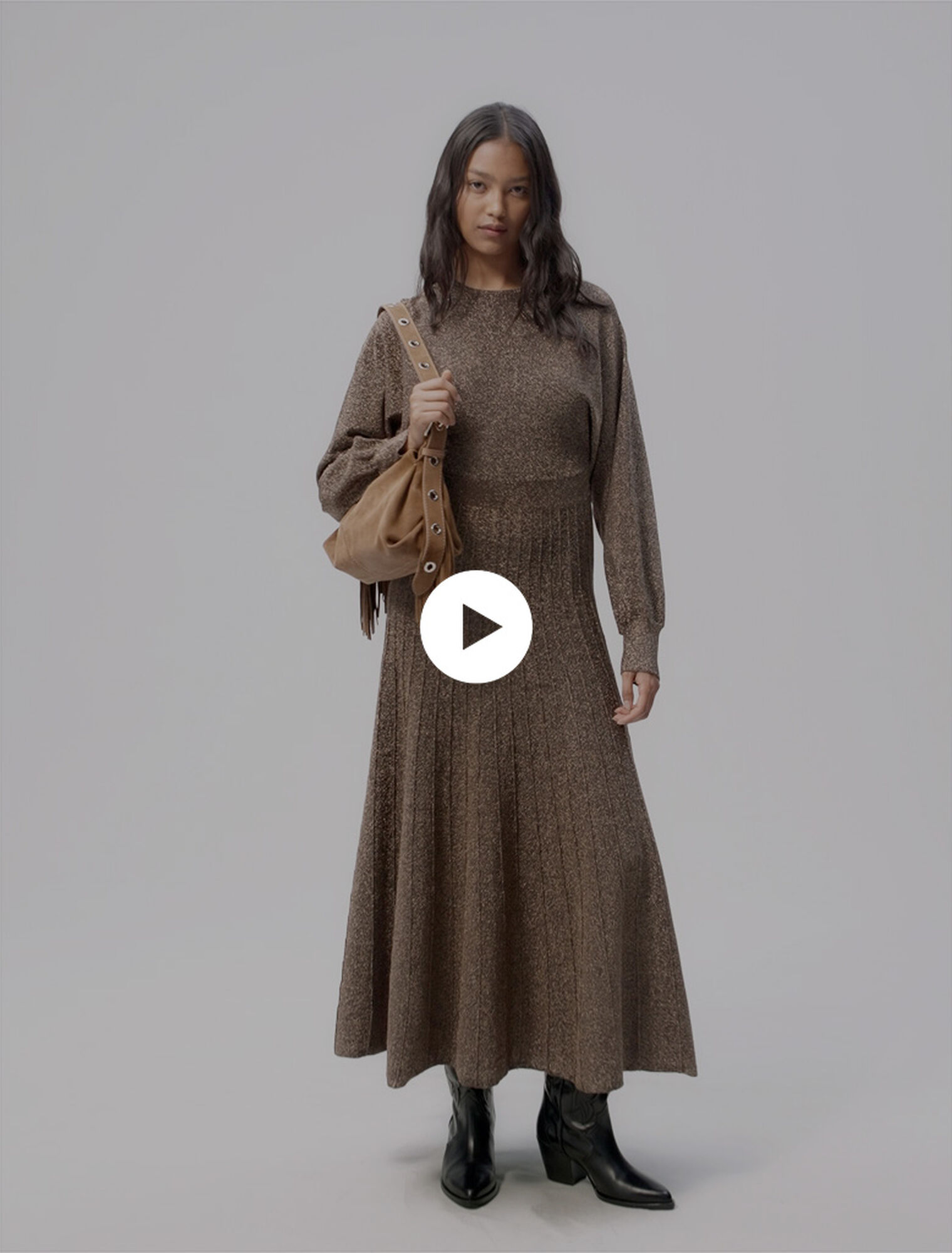 Langes Kleid aus glänzendem Strick