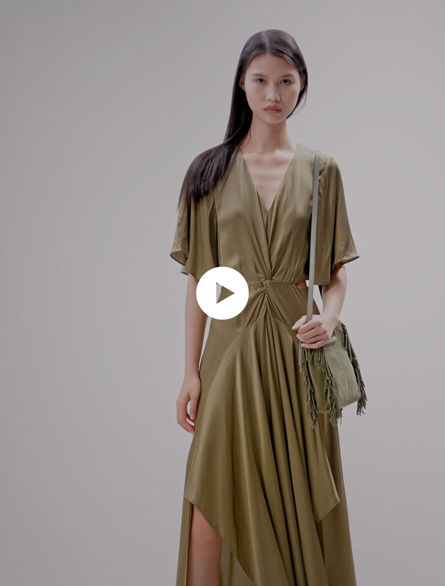 Langes Satinkleid mit Cut-outs