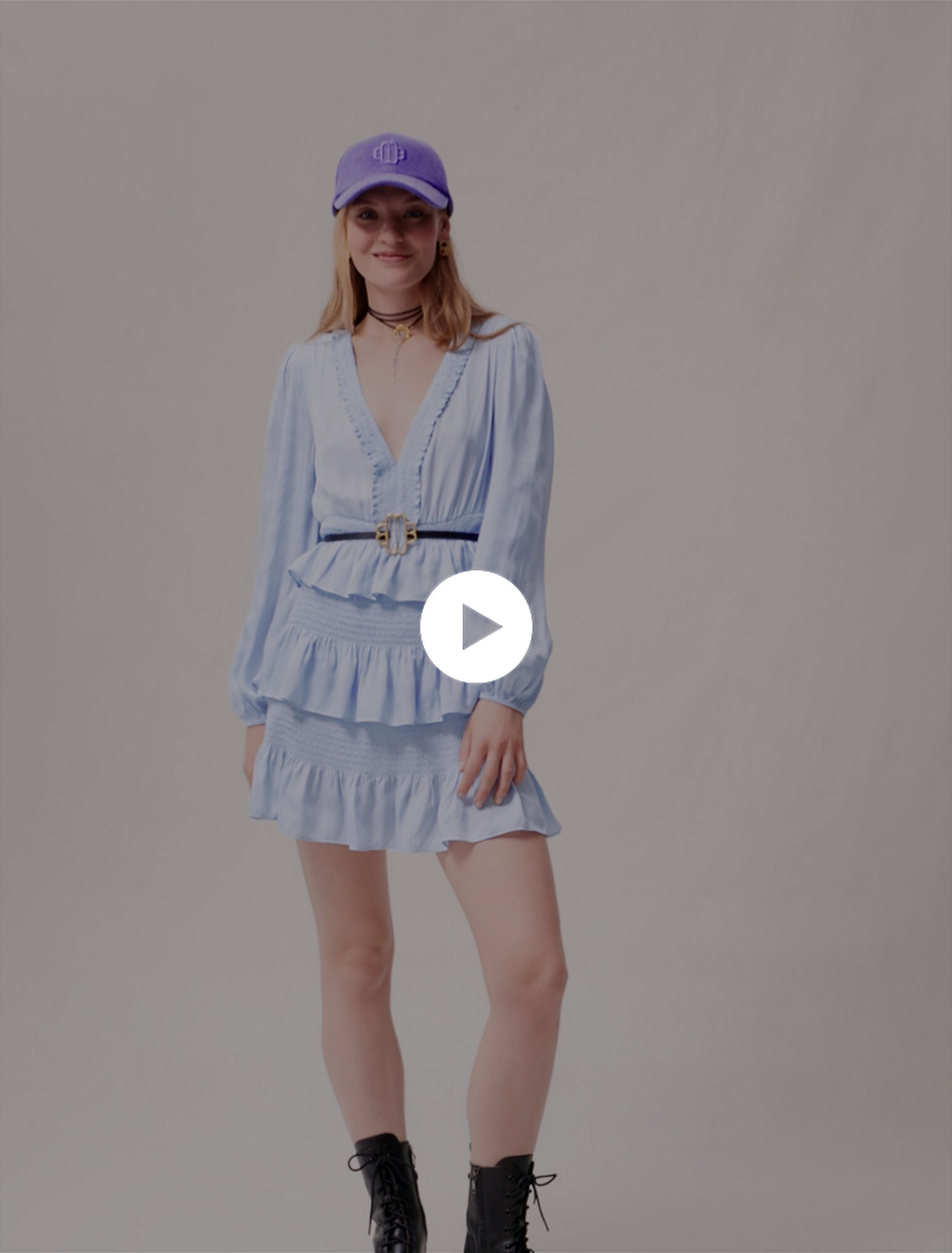 Blaues Kleid mit Volants