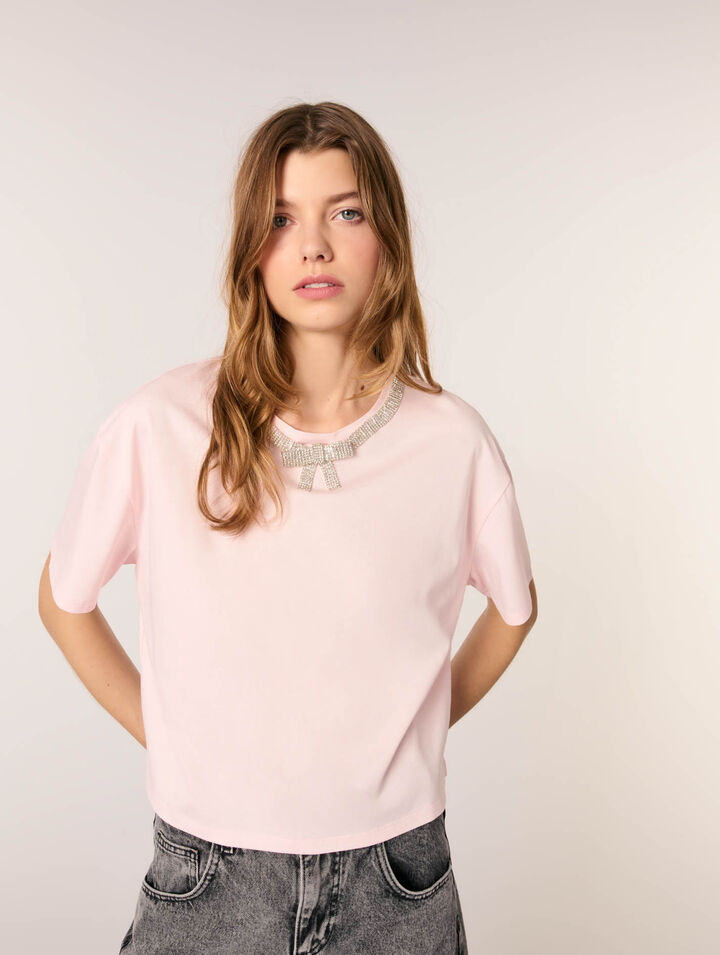 Kurzes T-Shirt mit Schmuckkragen