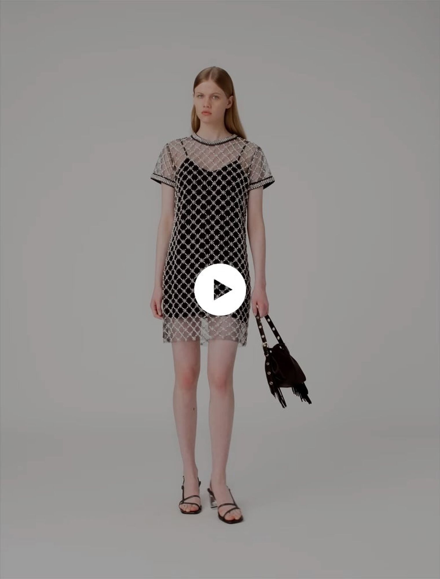 Kurzes Kleid aus besticktem Tüll