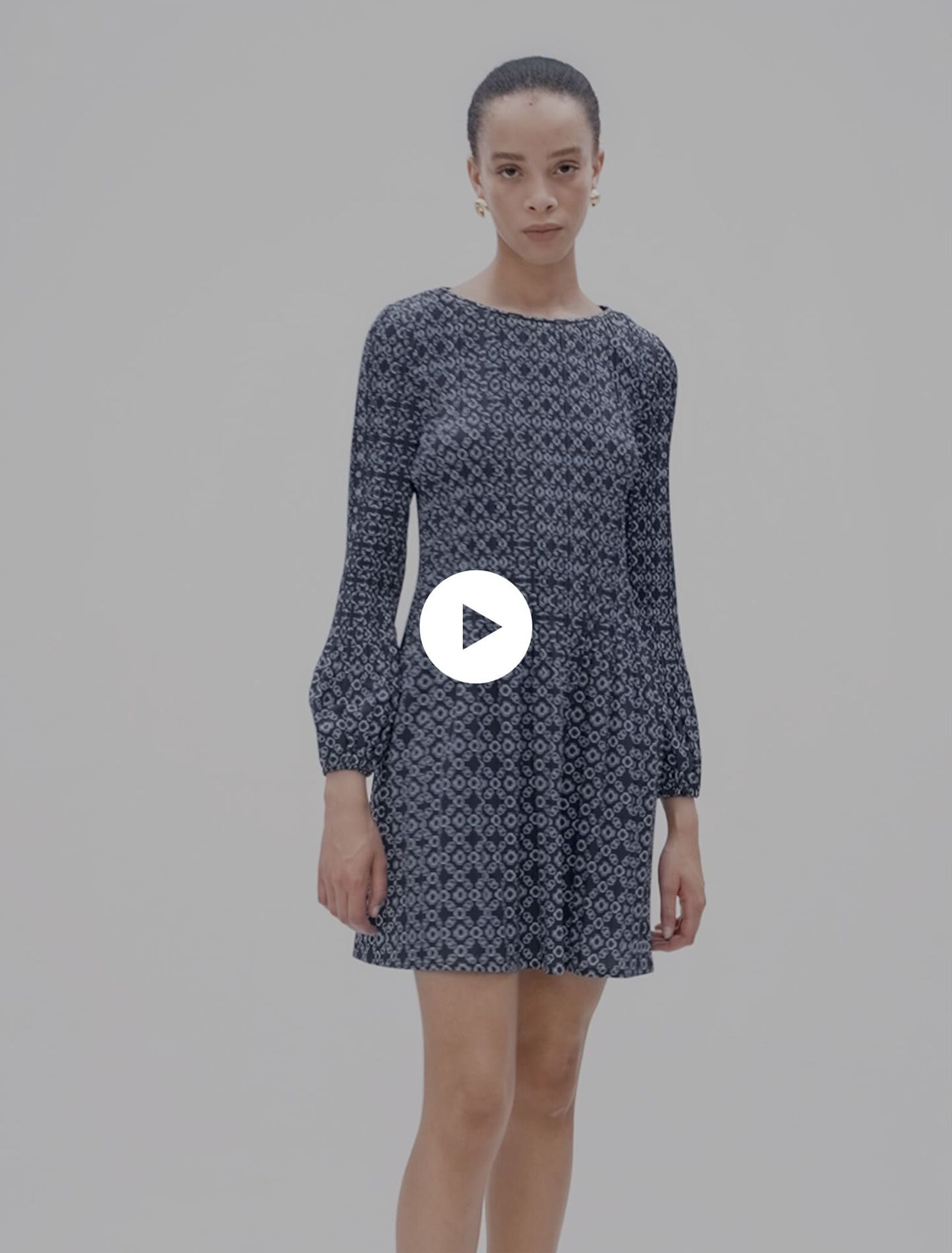 Kurzes Kleid mit Clover-Print