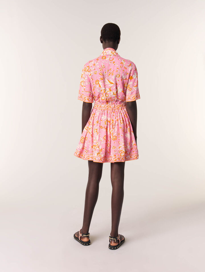 Fließendes kurzes Kleid mit Print