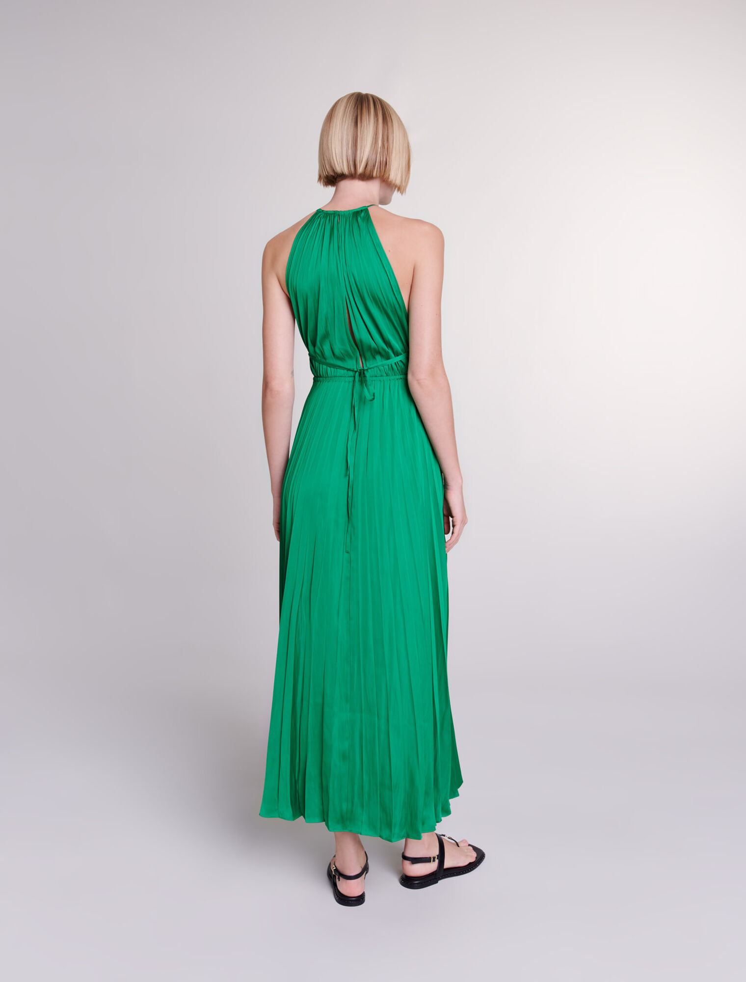 Langes, plissiertes Kleid aus Satin