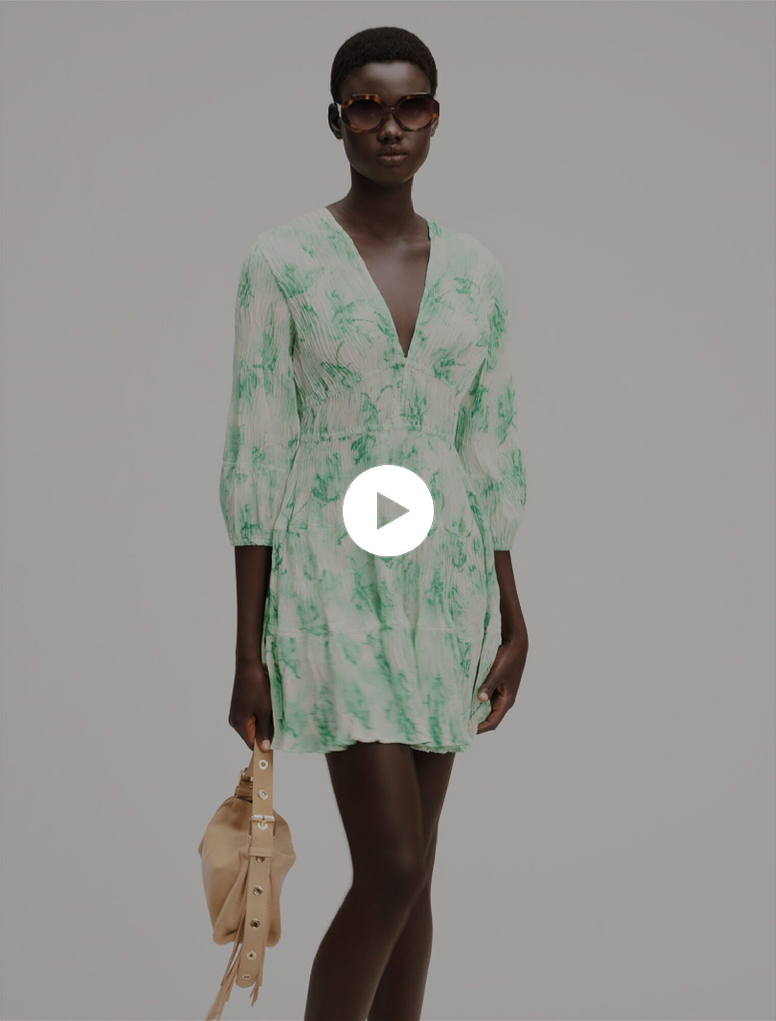 Kurzes plissiertes Kleid mit Print