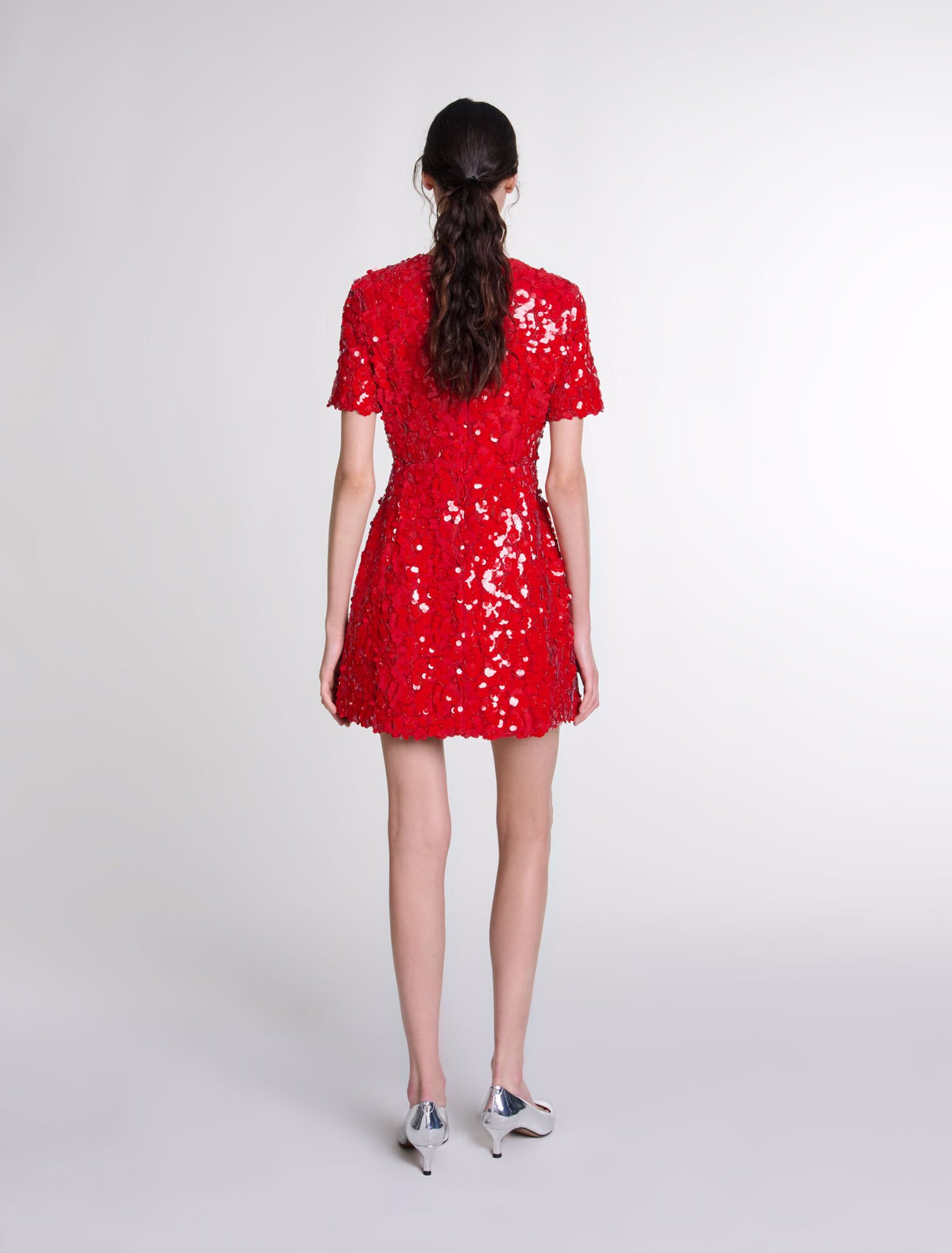 Kurzes Kleid mit Paillettenblumen