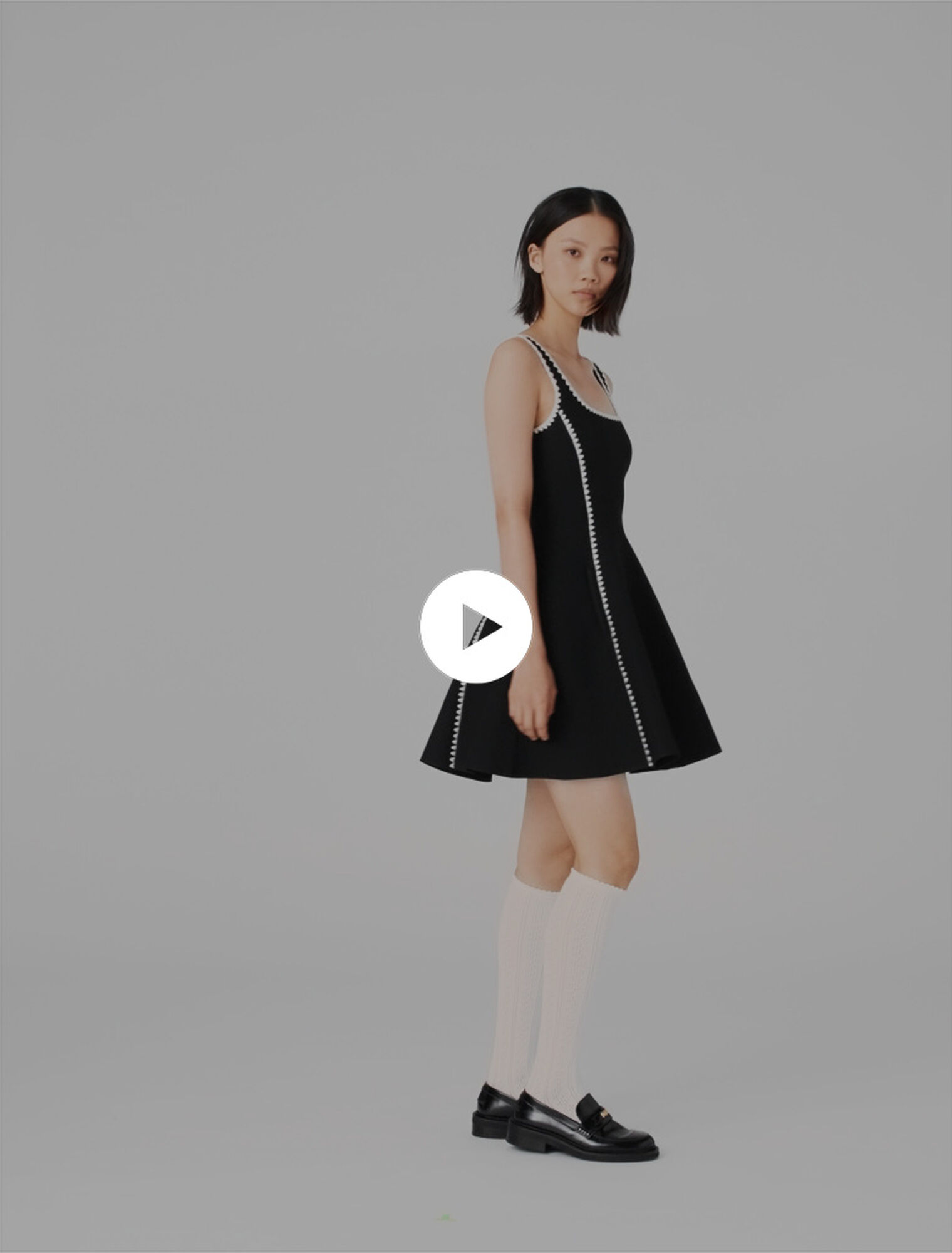 Kurzes Kleid mit Ziern&auml;hten