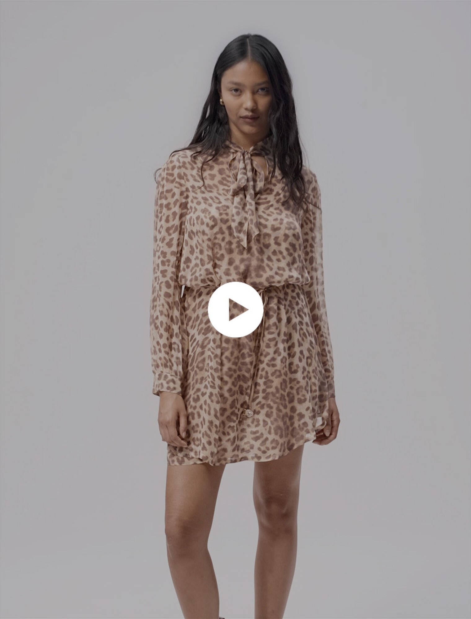 Kurzes Kleid mit Leopardenmuster