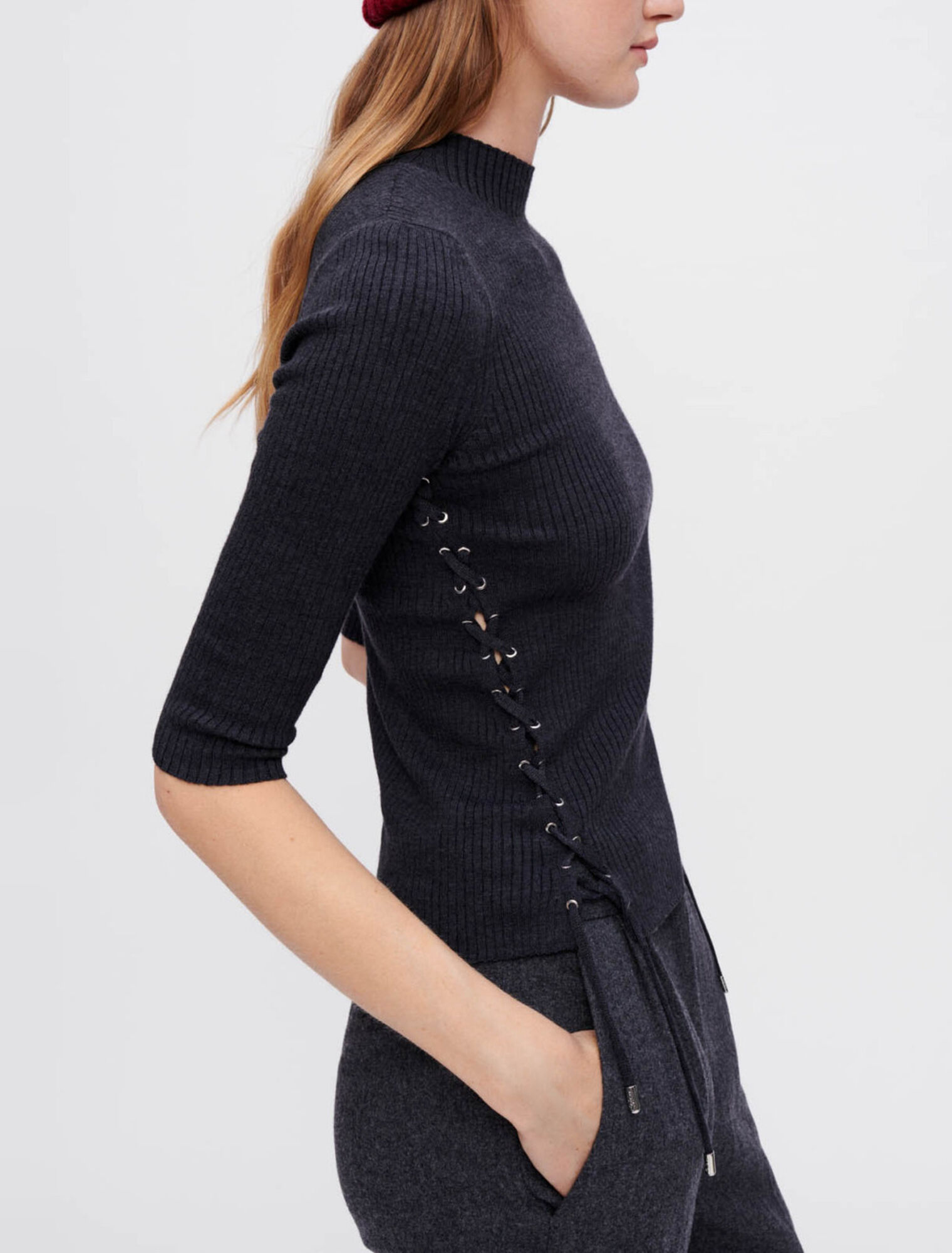 Körpernaher Pullover mit silbernen Ösen