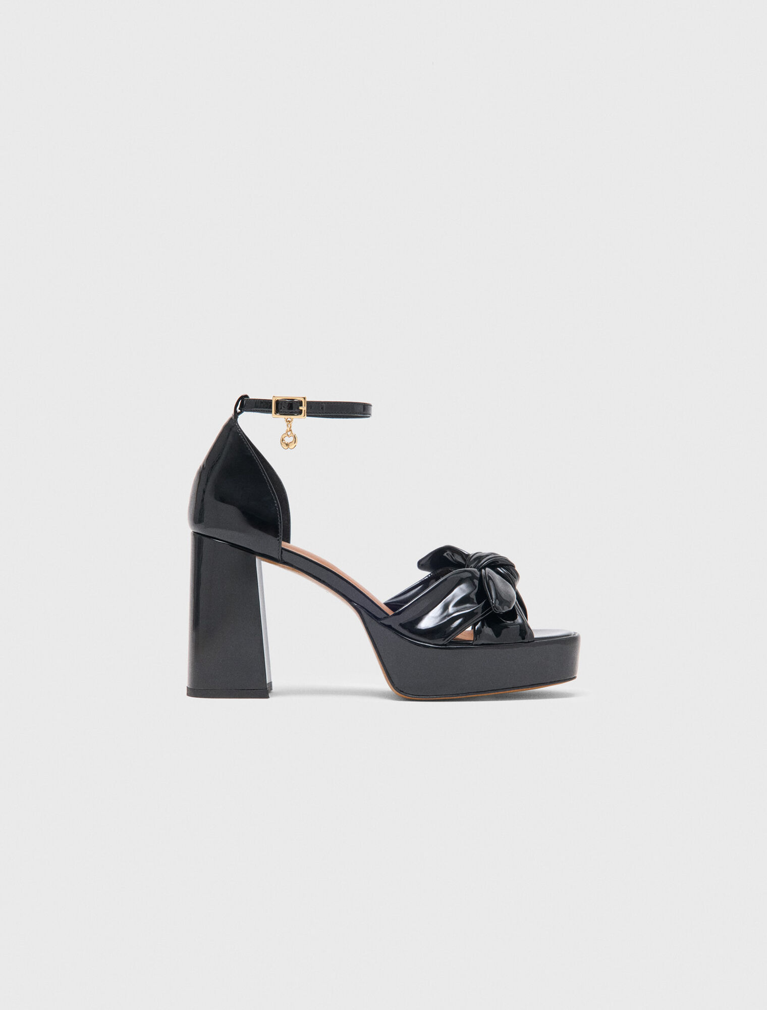 Absatzsandalen aus Lackleder