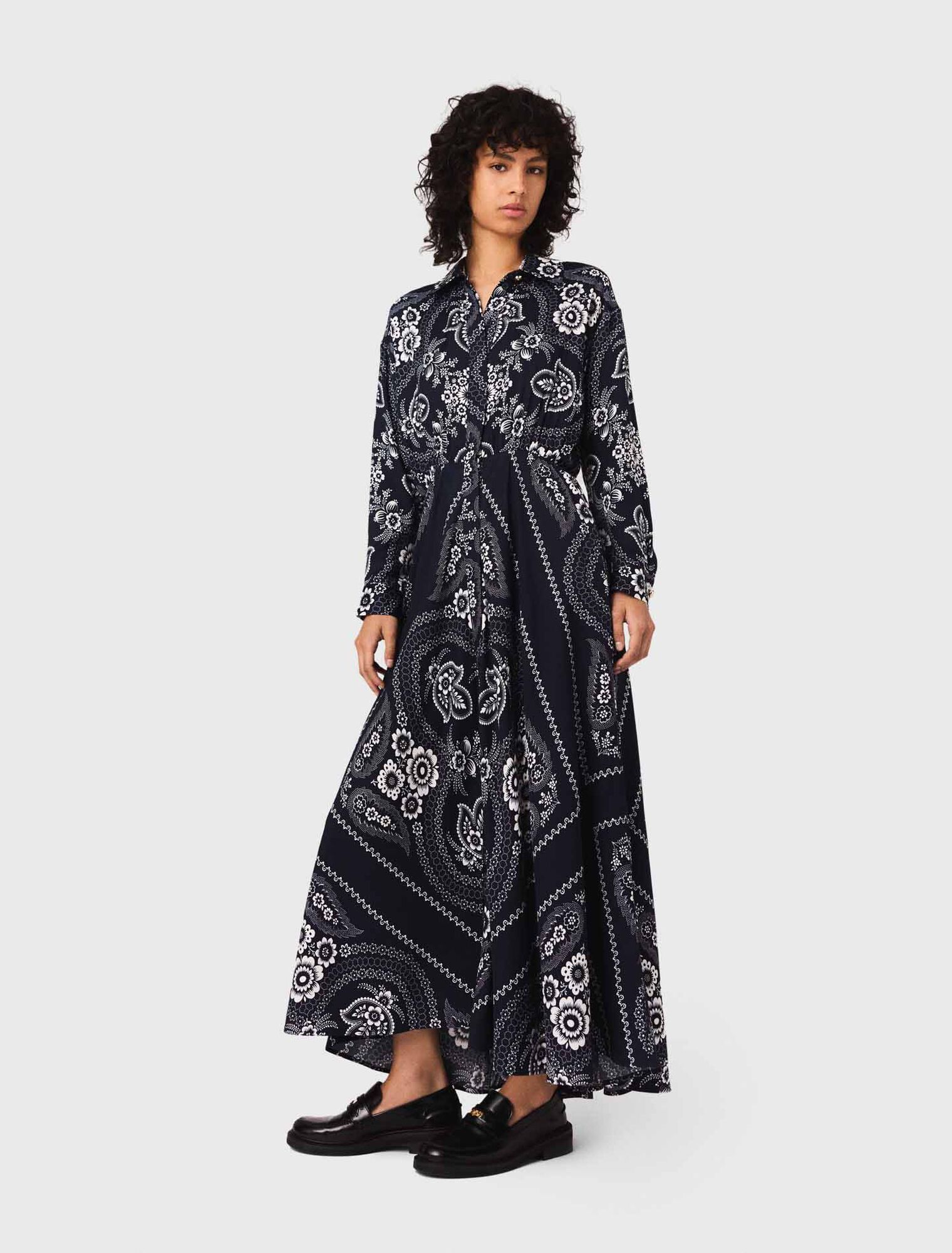 Langes fließendes Kleid mit Print